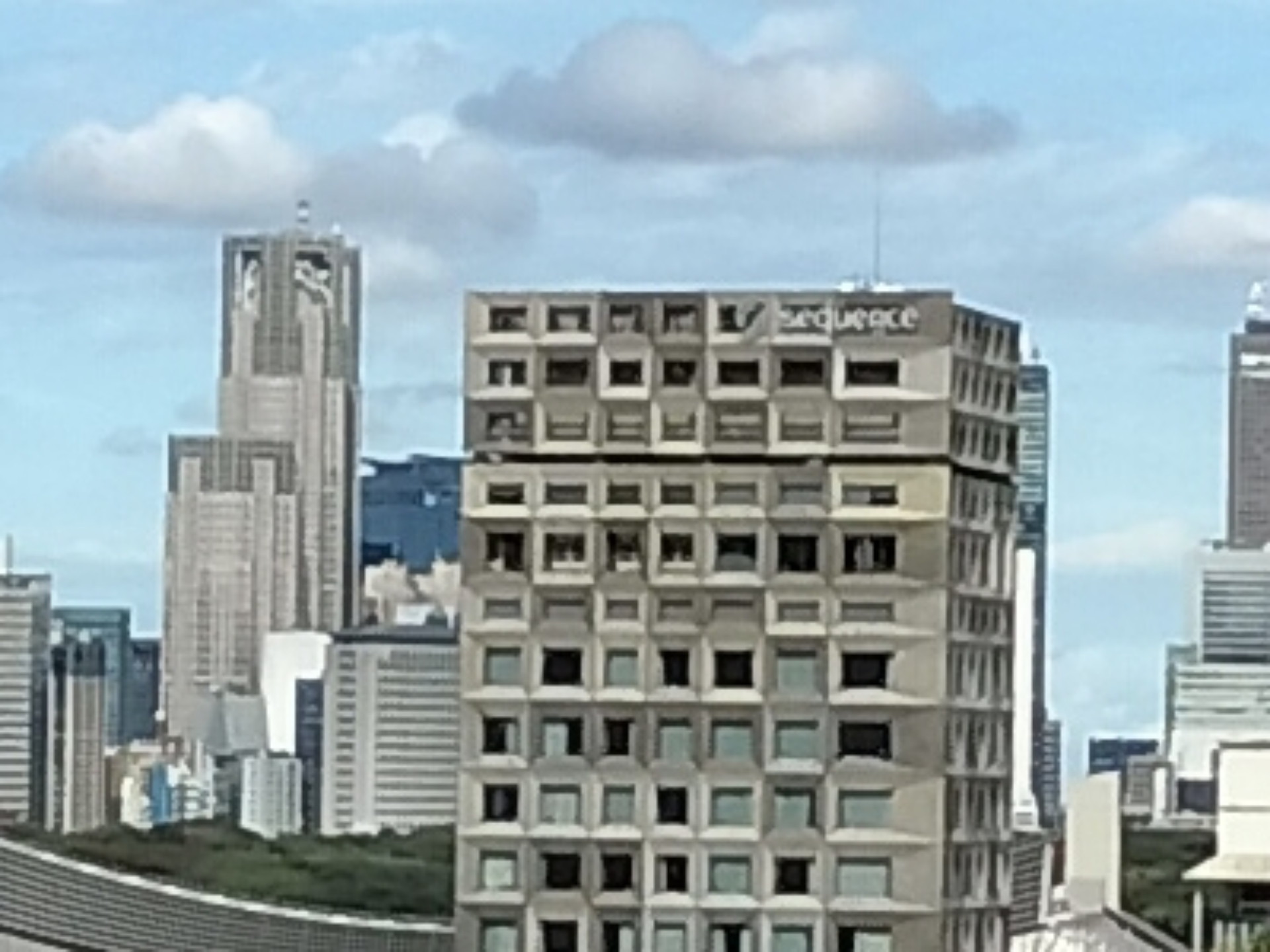 「1倍」の中央に写っているビルの部分を10倍に引き伸ばしたもの。文字は潰れて判読不可