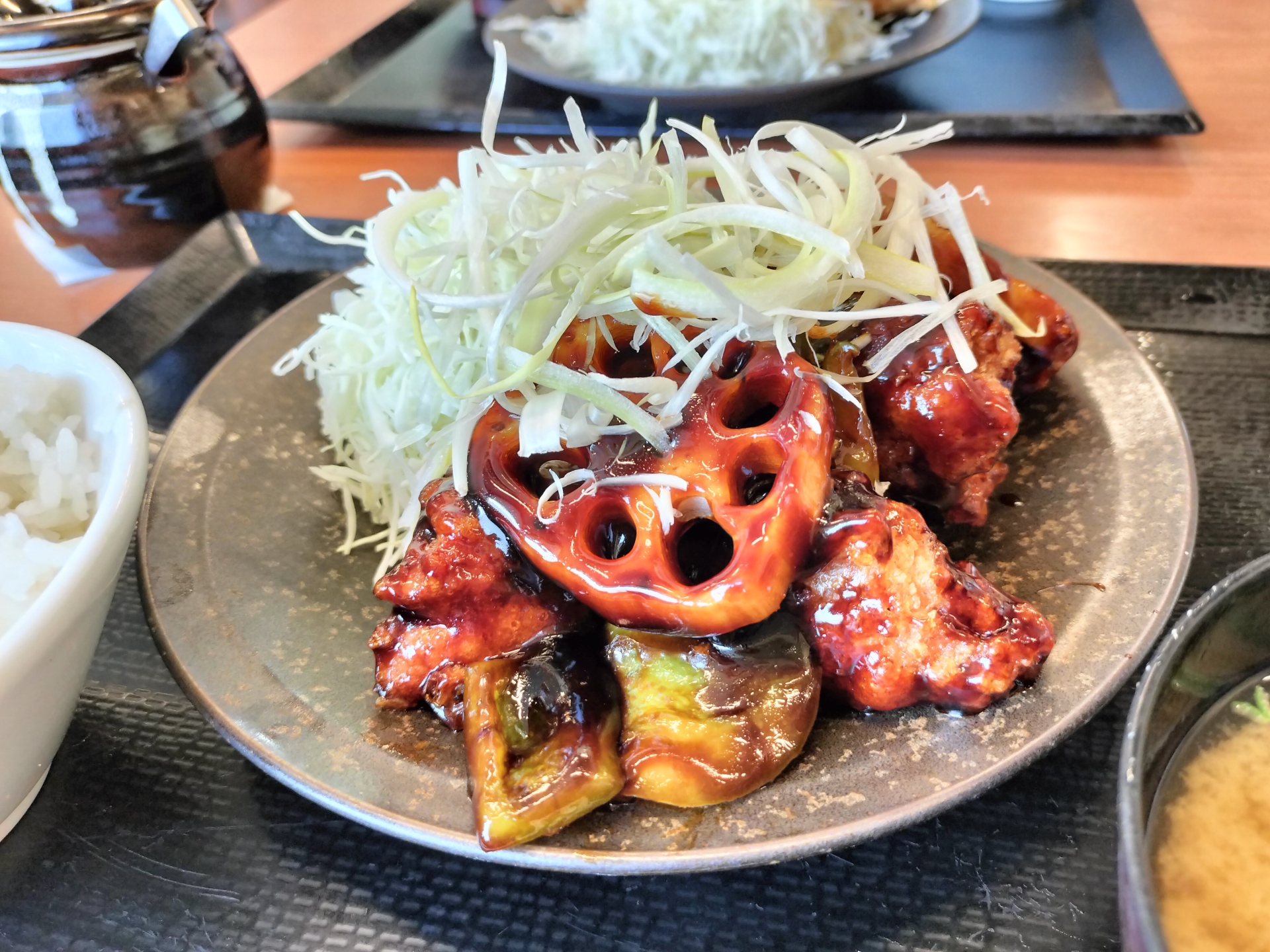 こちらは「黒酢あんかけからあげ定食」。広角で撮影した