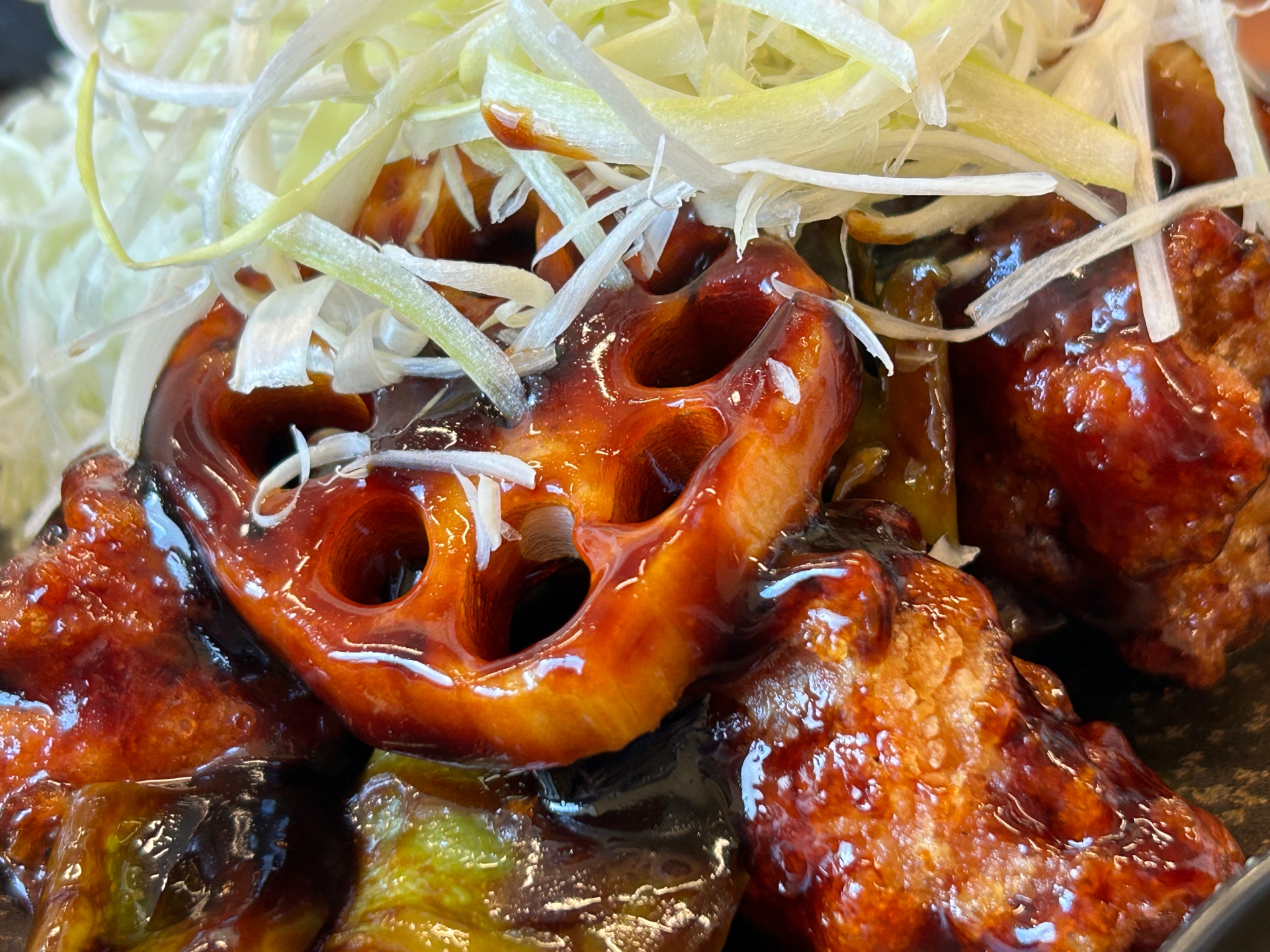 こちらはiPhone 14の2倍ズームで撮影したもの。唐揚げの描写が細かい。また、白髪ねぎの立体感まで表現している