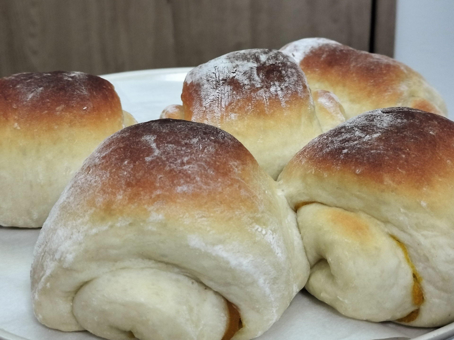 カボチャ餡入りロールパン。OPPO Reno9 Aカメラの2倍ズームで撮影したもの。F値1.7、ISO感度400、露出時間50分の1秒