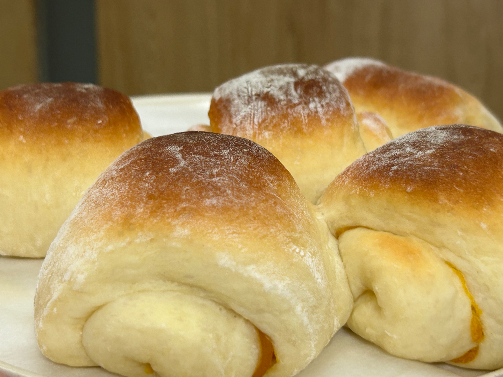 同じアングルでiPhone 14の2倍ズームで撮影。F値1.5、ISO感度125、露出時間57分の1秒。白い布越しの太陽光で撮影したので、実際はOPPO Reno9 Aの色味が正しいのだが、思い出補正とでも言おうか、「おいしそうな色」に仕上がっている