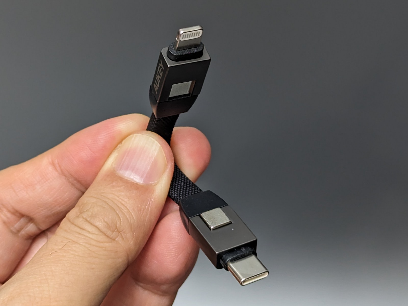 使用時は吸着しているコネクタを分離させる。ケーブル長は10cm程度