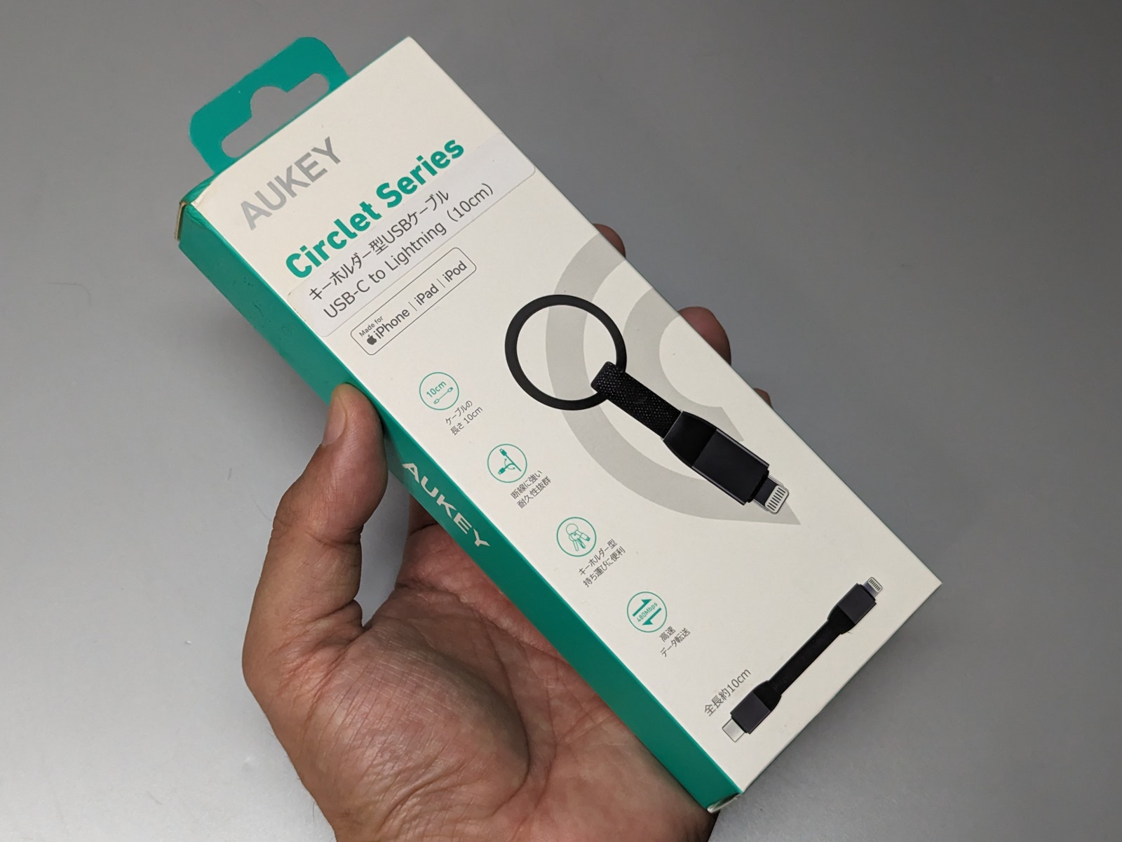 パッケージ。データ転送速度は480MbpsとUSB 2.0相当で、決して高速ではない