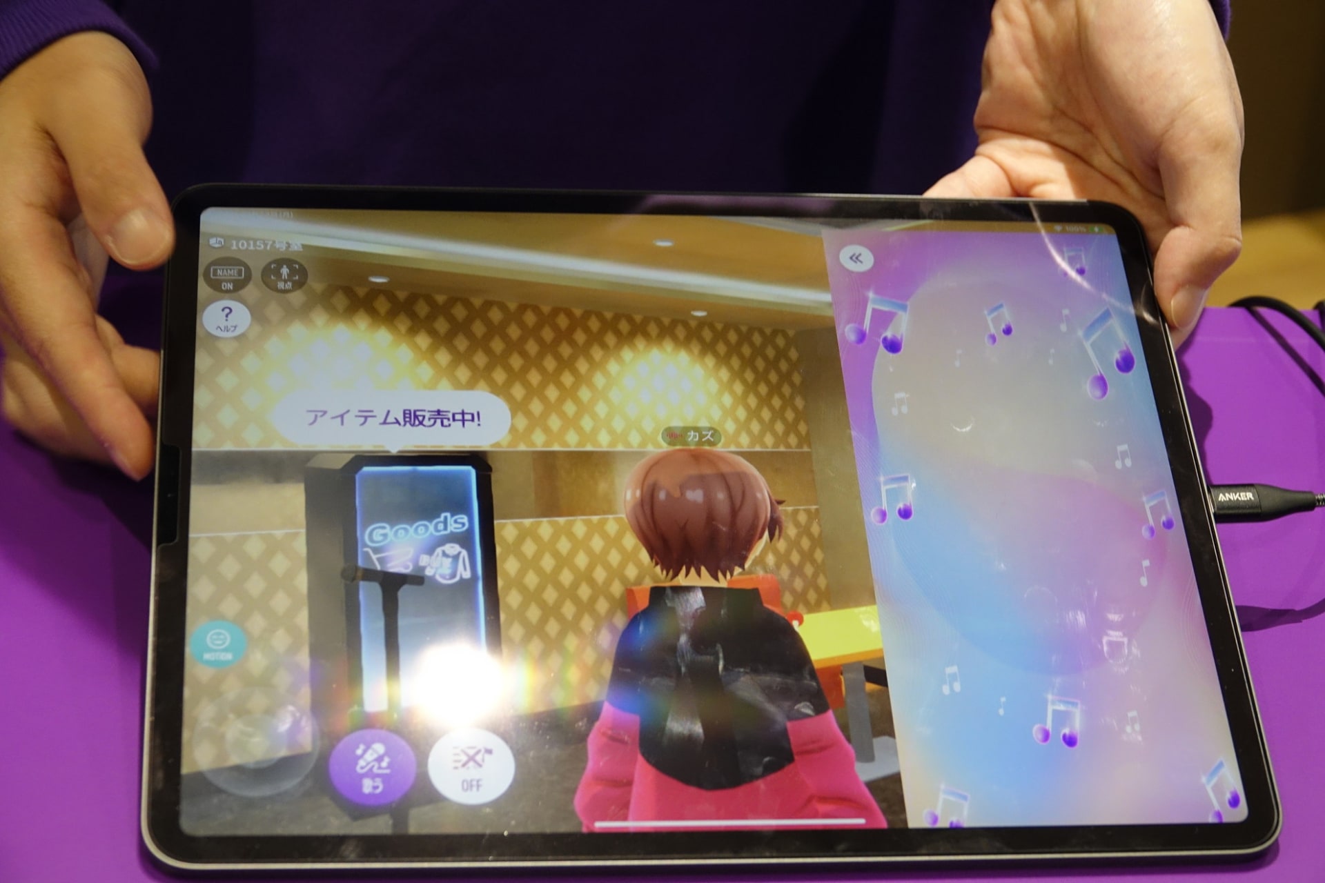 メタバース上で、カラオケ店のフロントから部屋まで入り、手元で楽曲を予約し、歌唱できる。歌唱後は採点機能で採点される