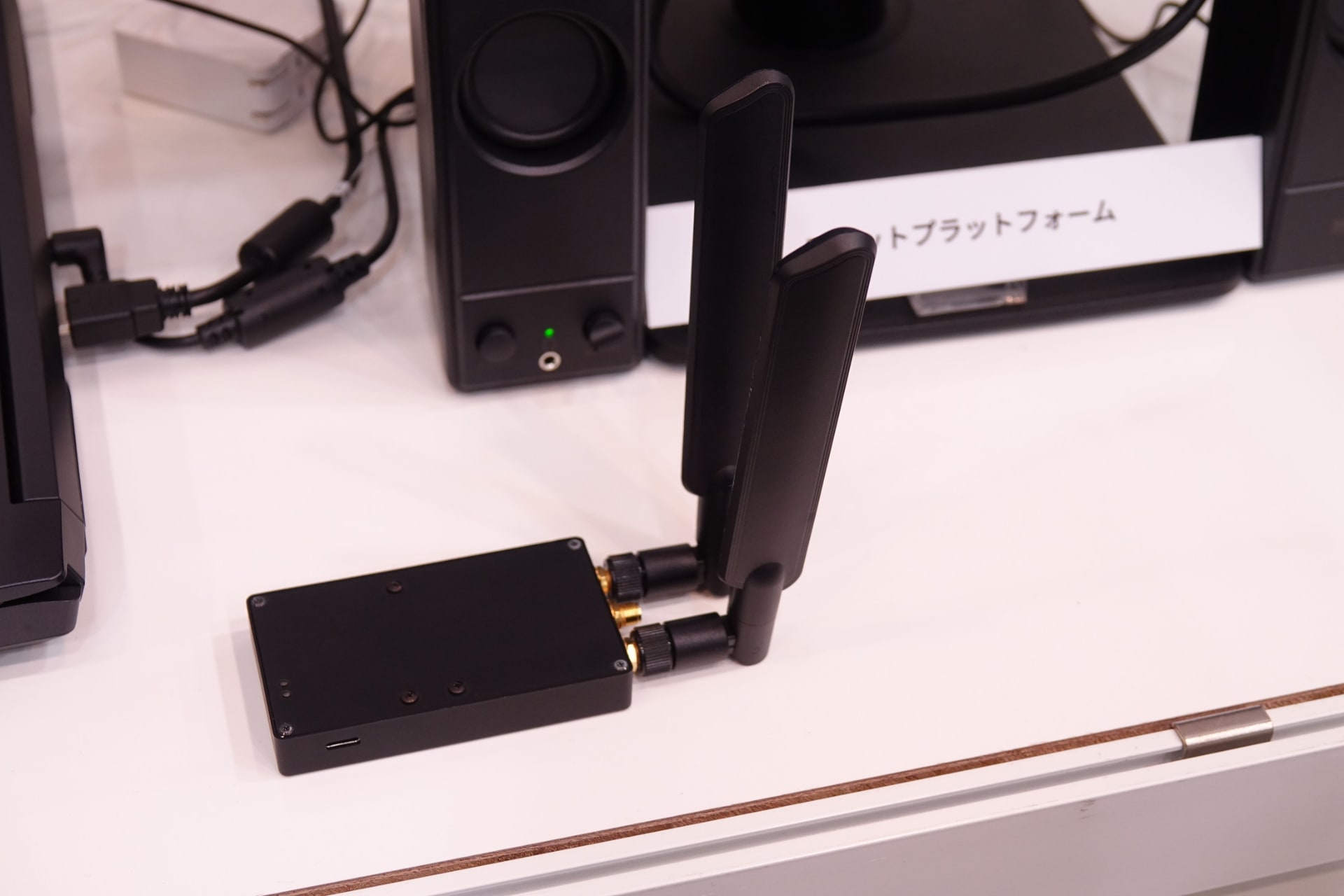 ロボット用通信デバイス（左）。これをロボットに接続できればプラットフォームで制御できるという