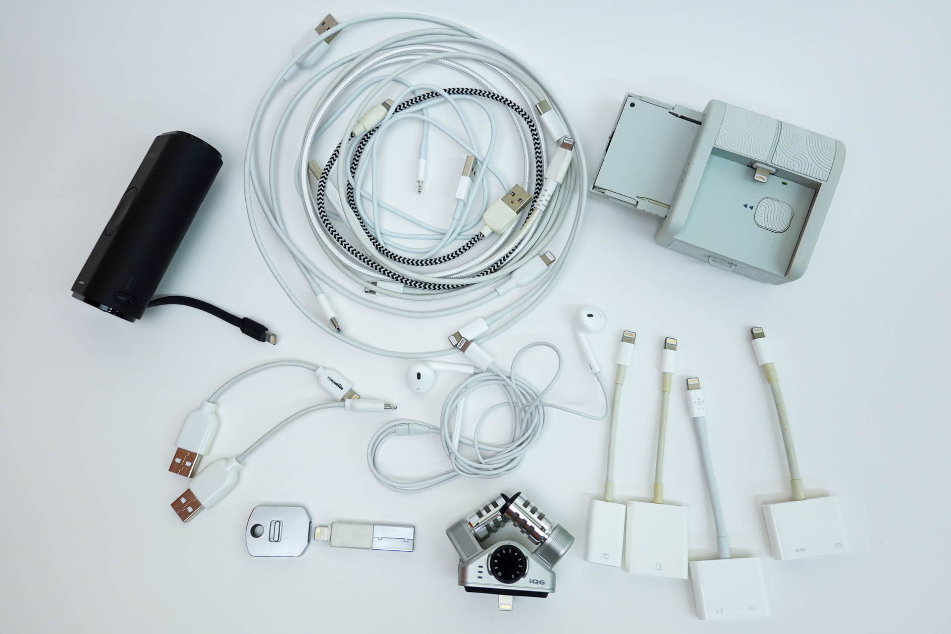 自宅から発掘されたLightningケーブルとアクセサリー。左手前にあるのは、鍵型のLightning-USBケーブルで、あまりにケーブルを忘れるので、常に持ち歩くように購入したもの