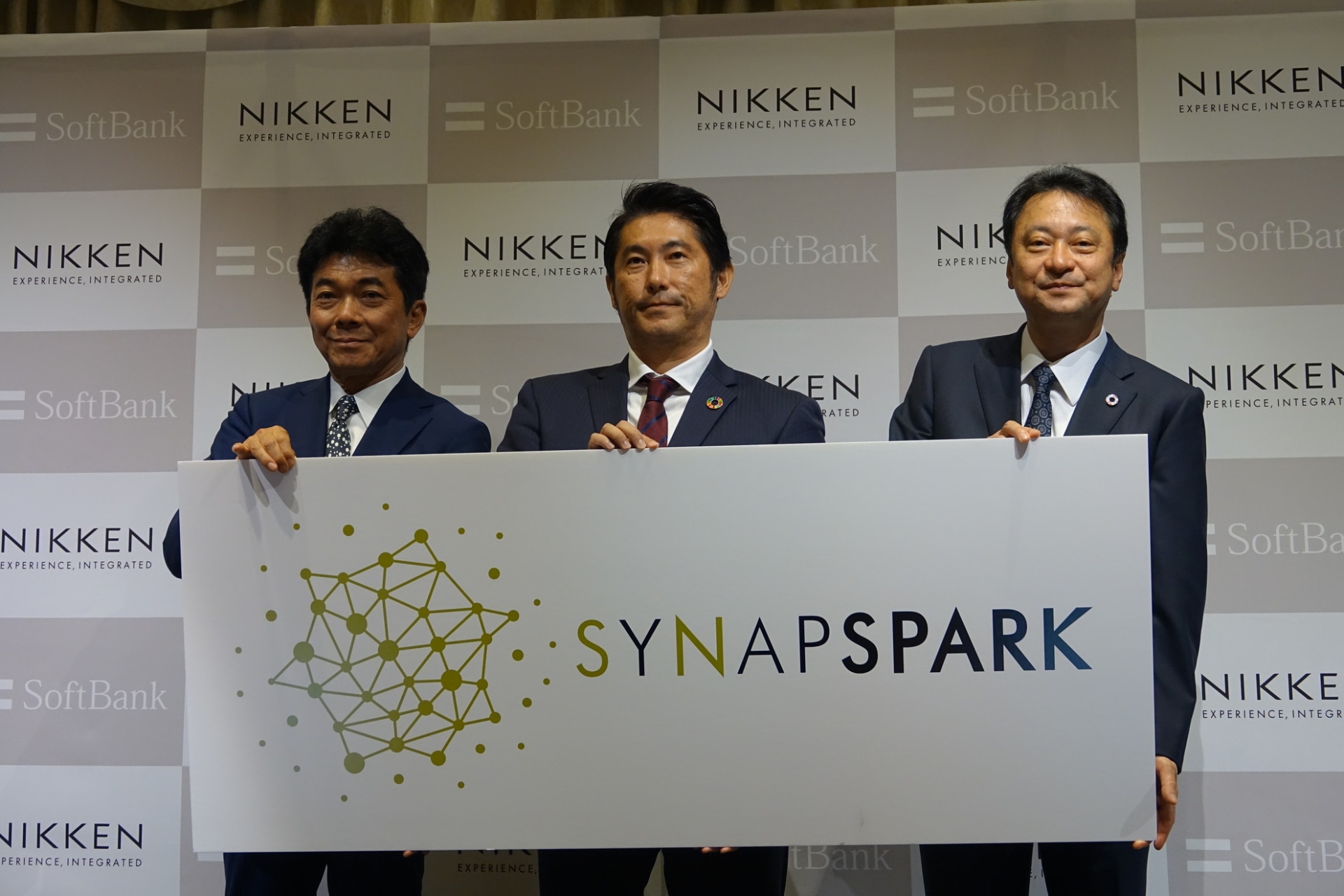 左から日建設計 代表取締役社長の大松 敦氏、新会社 SynapSpark代表取締役社長の沼田 周氏、ソフトバンク 代表取締役の宮川 潤一氏