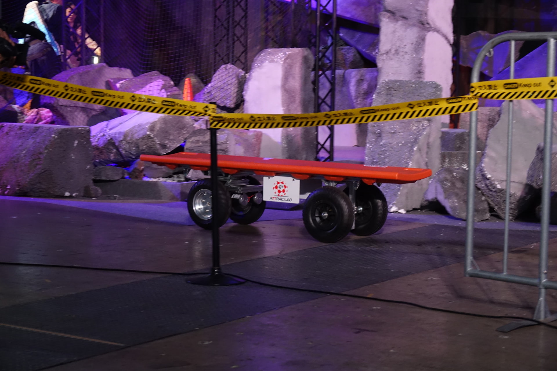 担架を運ぶロボット