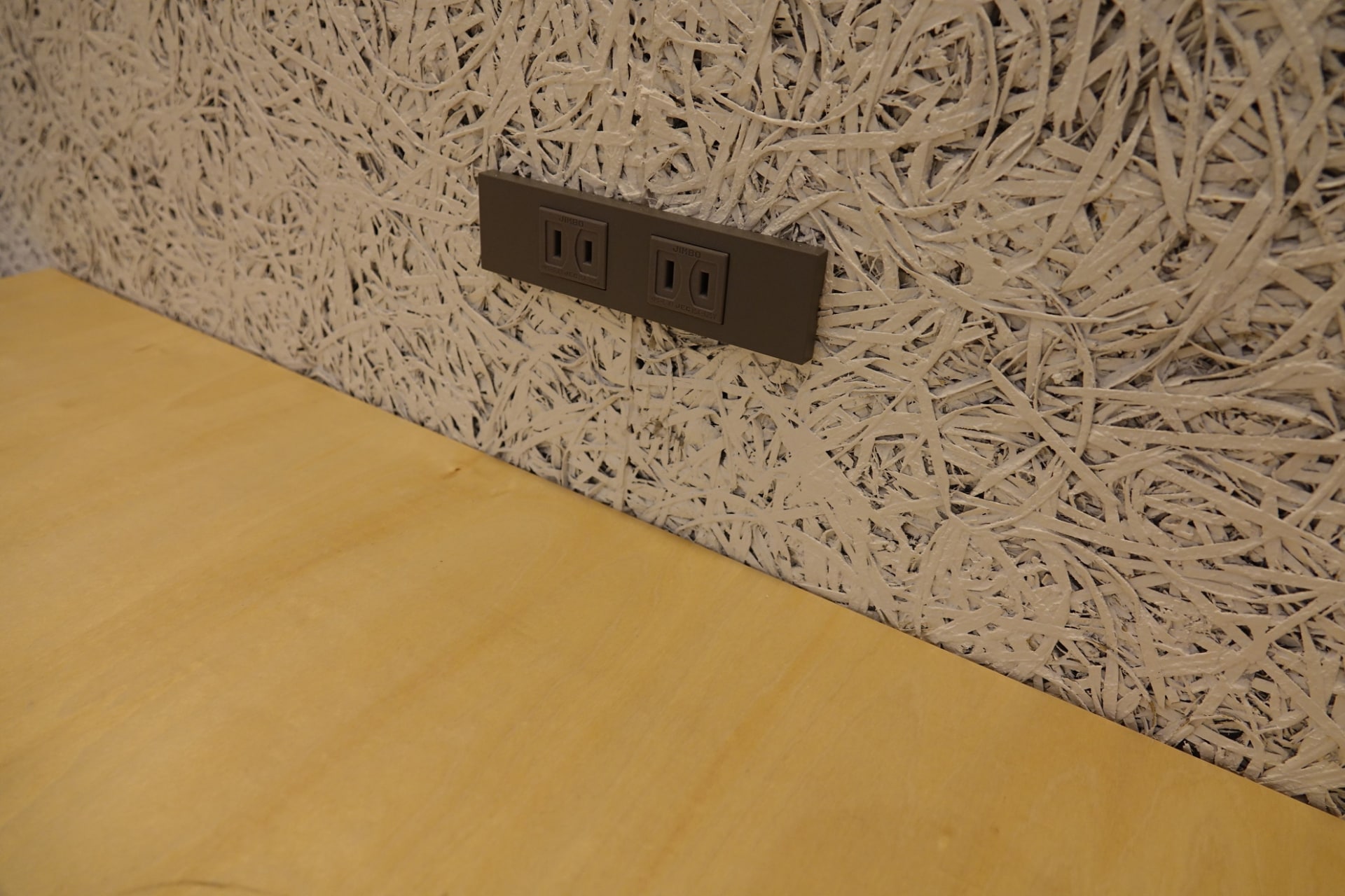 デスク上にあるコンセントは使いやすい