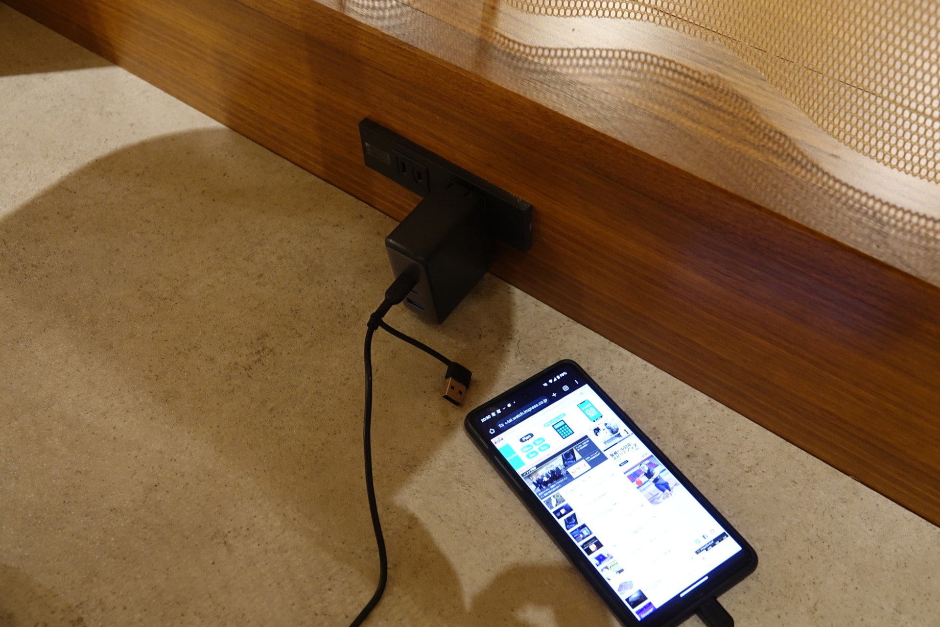 床に近い位置にあるコンセント、手持ちのUSBケーブルが短ければ、充電しながらの操作は絶望的だ