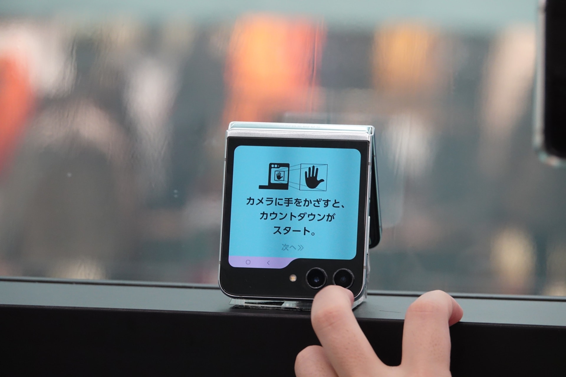 1つの「Galaxy Z Flip5」を操作すると32台のカメラで同時撮影