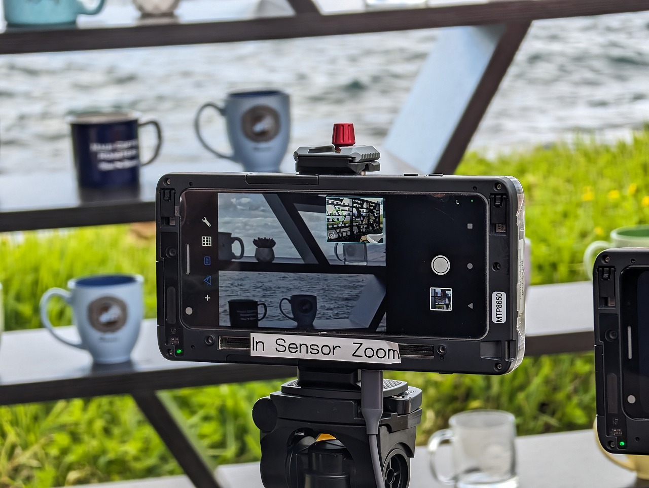 画面の右上に拡大する部分が表示されている