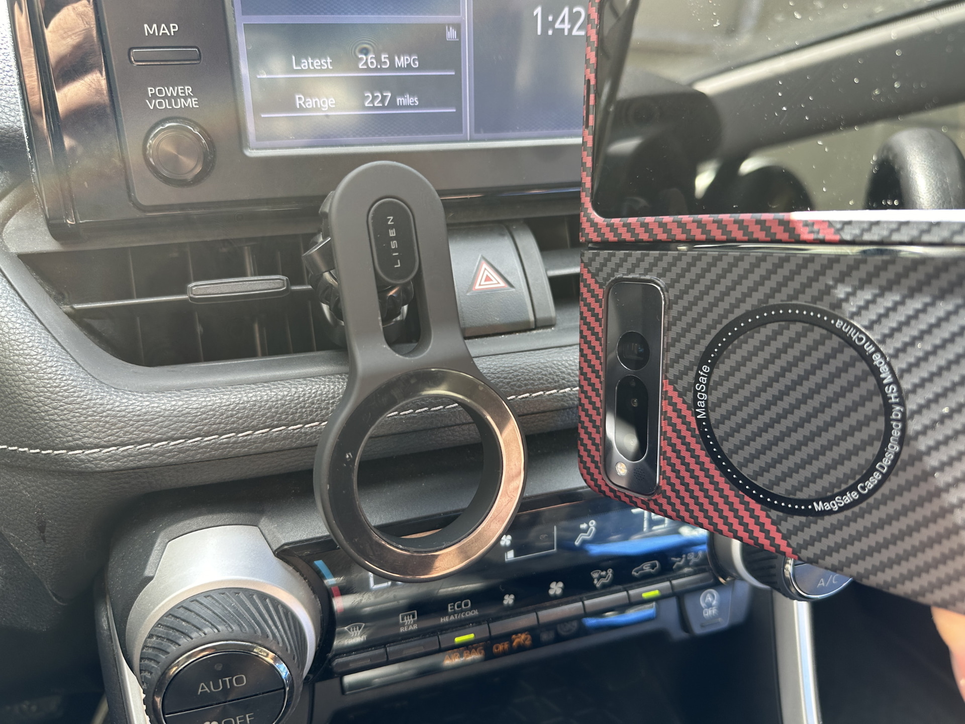 クルマに装着するホルダーは日本から持っていった