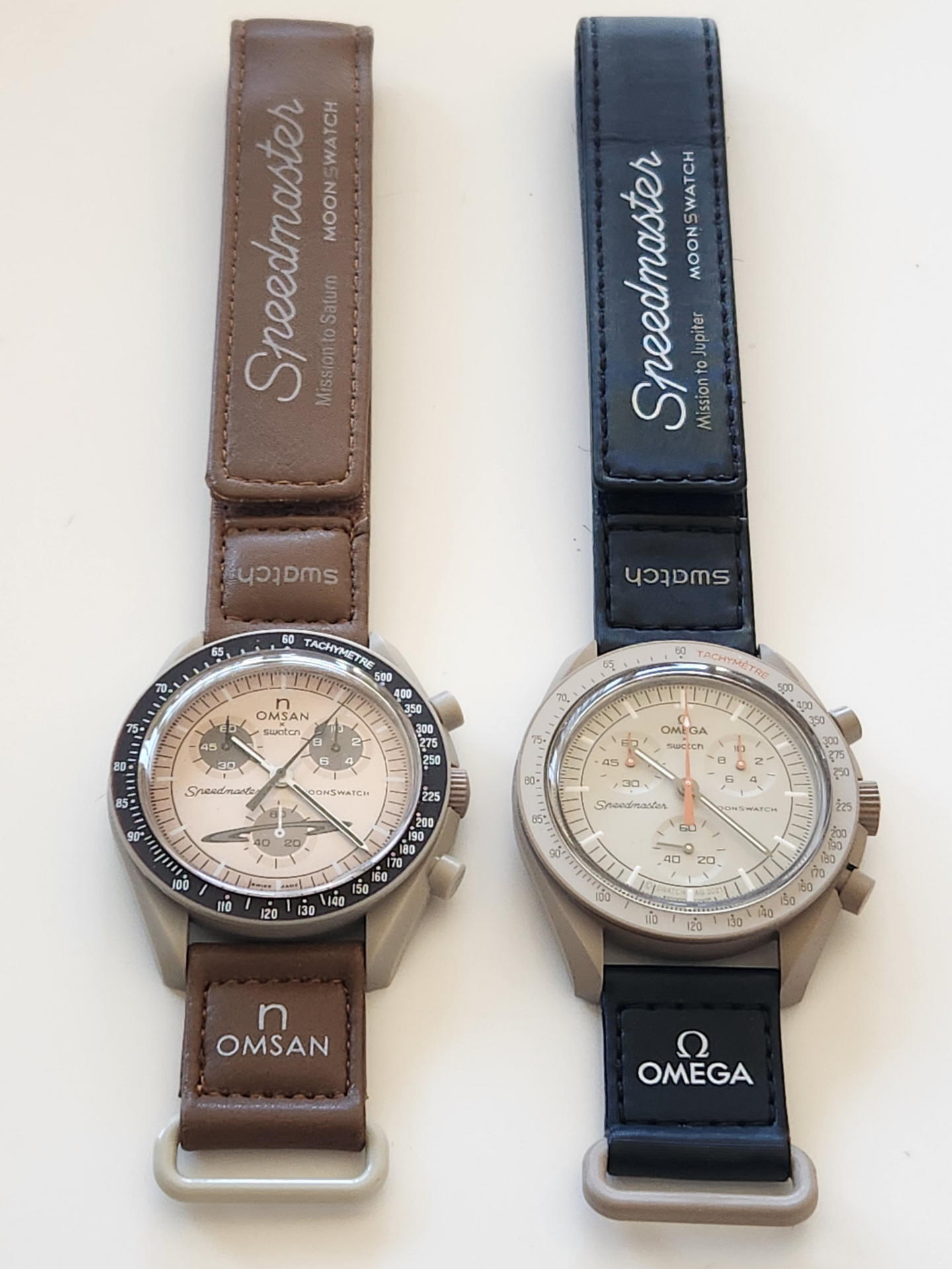 B級模倣品（左）と本物のMoonSwatch（右）社外品はswatchとは書いているがさすがにOMEGAのロゴもアイコンも使っていない