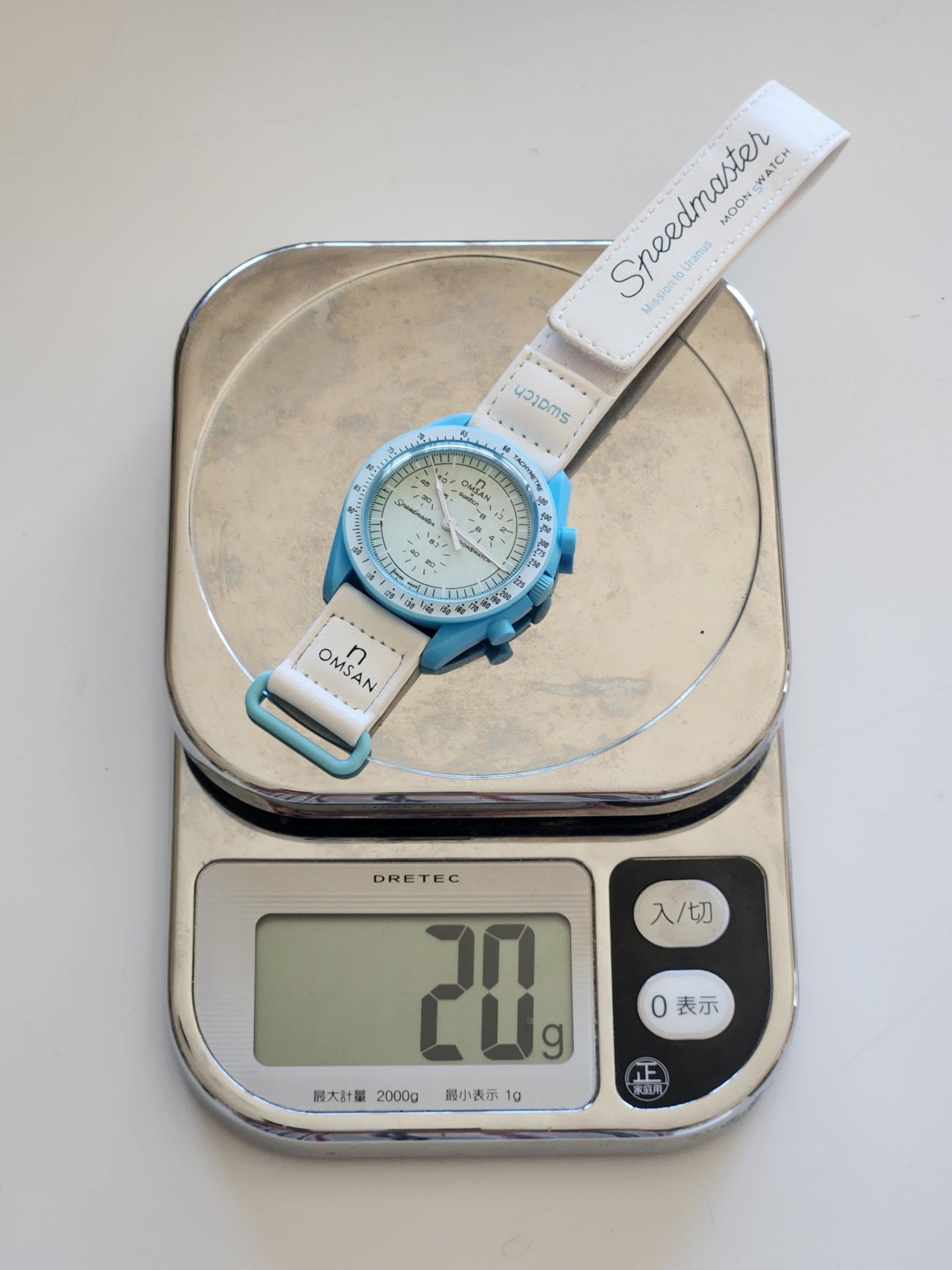 3個のインダイヤルの針もなく、メカ部分も無いので10g軽くてたったの20g