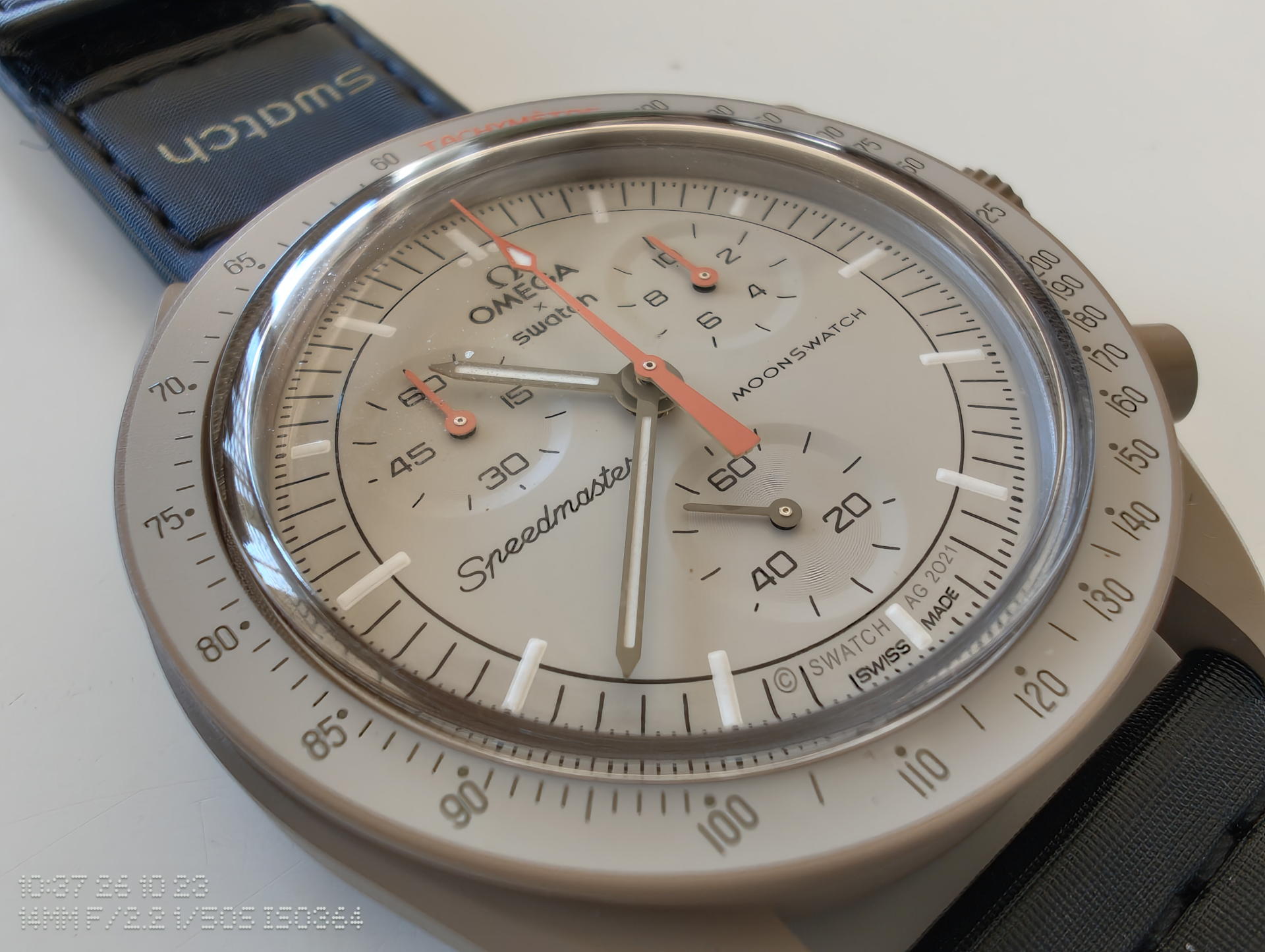 ホンモノのMoonSwatchと模倣品の表面を見るだけでその差異は明らかだ