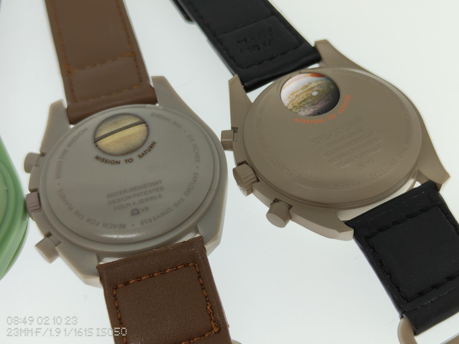 裏面も同じく大雑把な仕上げの模倣品。クロノグラフボタンも押せない。バッテリーカバーの周囲のプロテクターもない