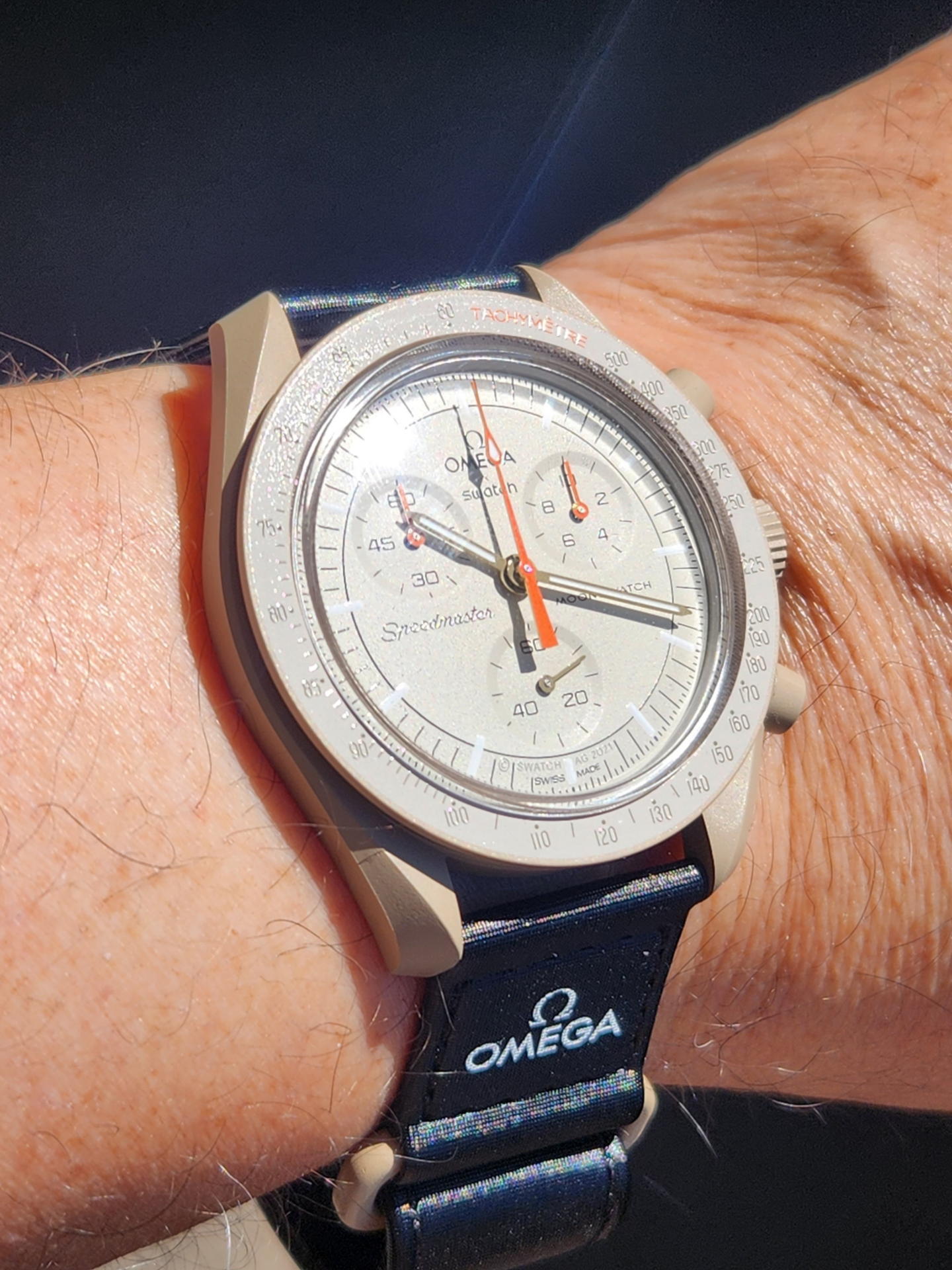 比較的安価なMoonSwatchだが腕時計としての基本性能は完璧だ