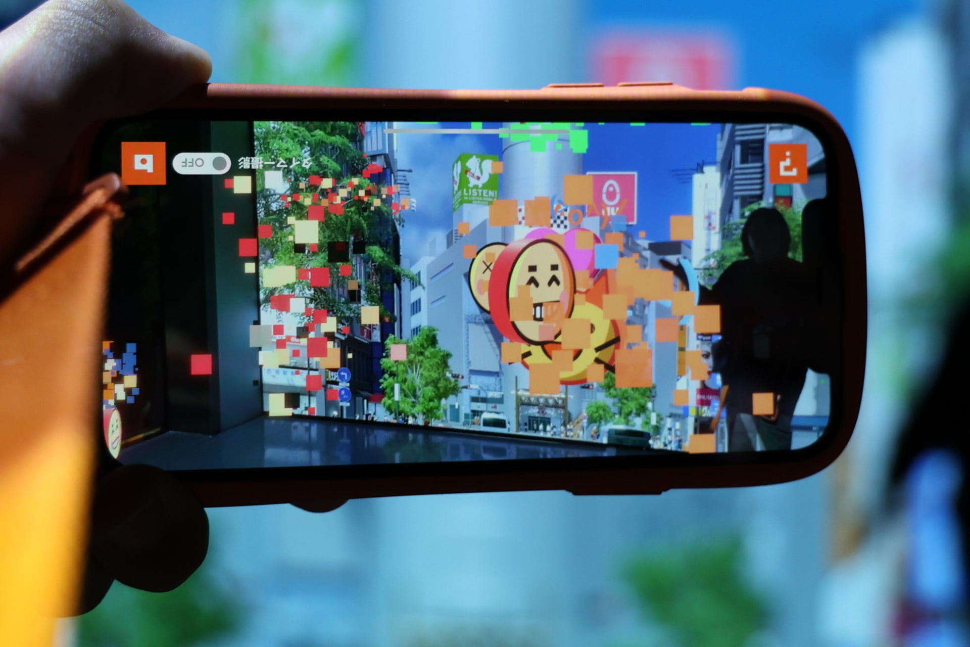 平成の渋谷のシーンでは、その時代の絵文字がARで表示される