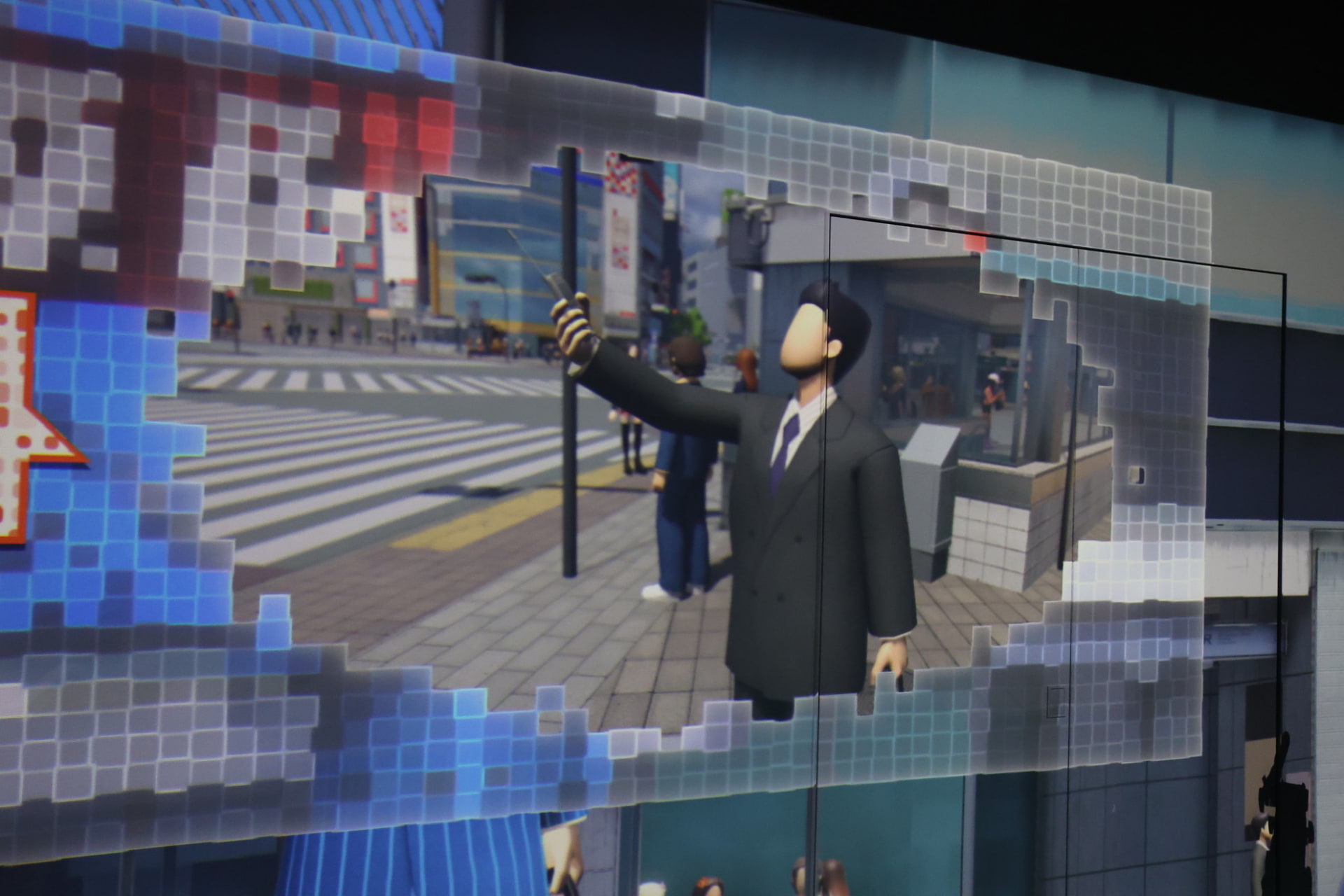 フィーチャーフォンを高く上げて“電波を探す”ようす