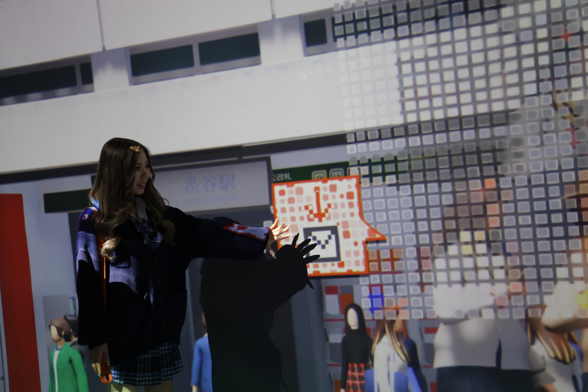 フィーチャーフォンを高く上げて“電波を探す”ようす