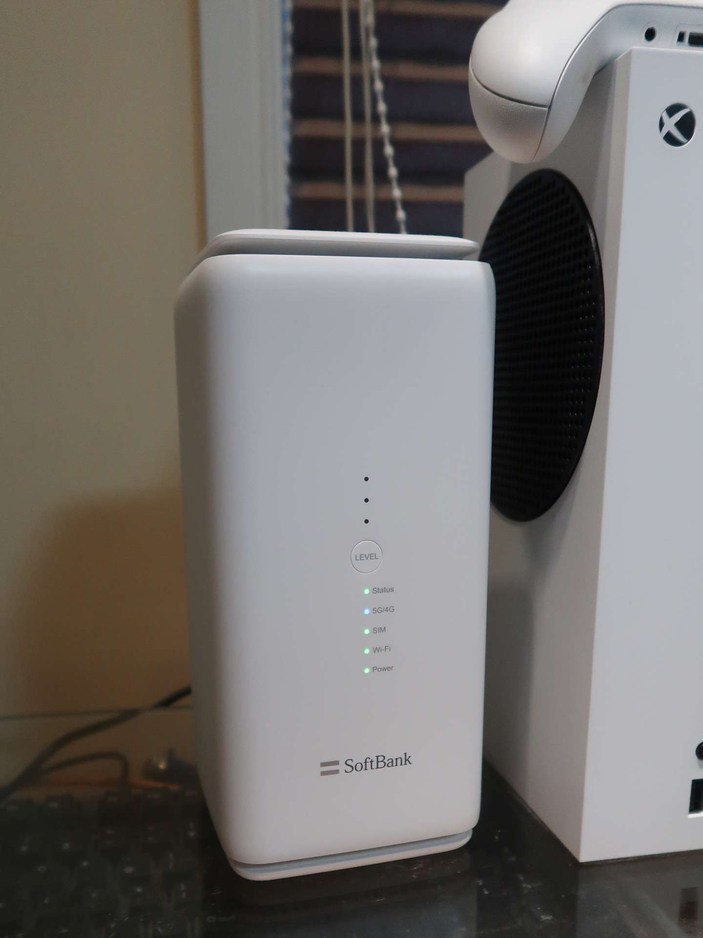 SoftBank Airの「Airターミナル5」は高さが約20cm強。もうちょっと窓に近い方がいいんだけど、とりあえず、このままで利用中