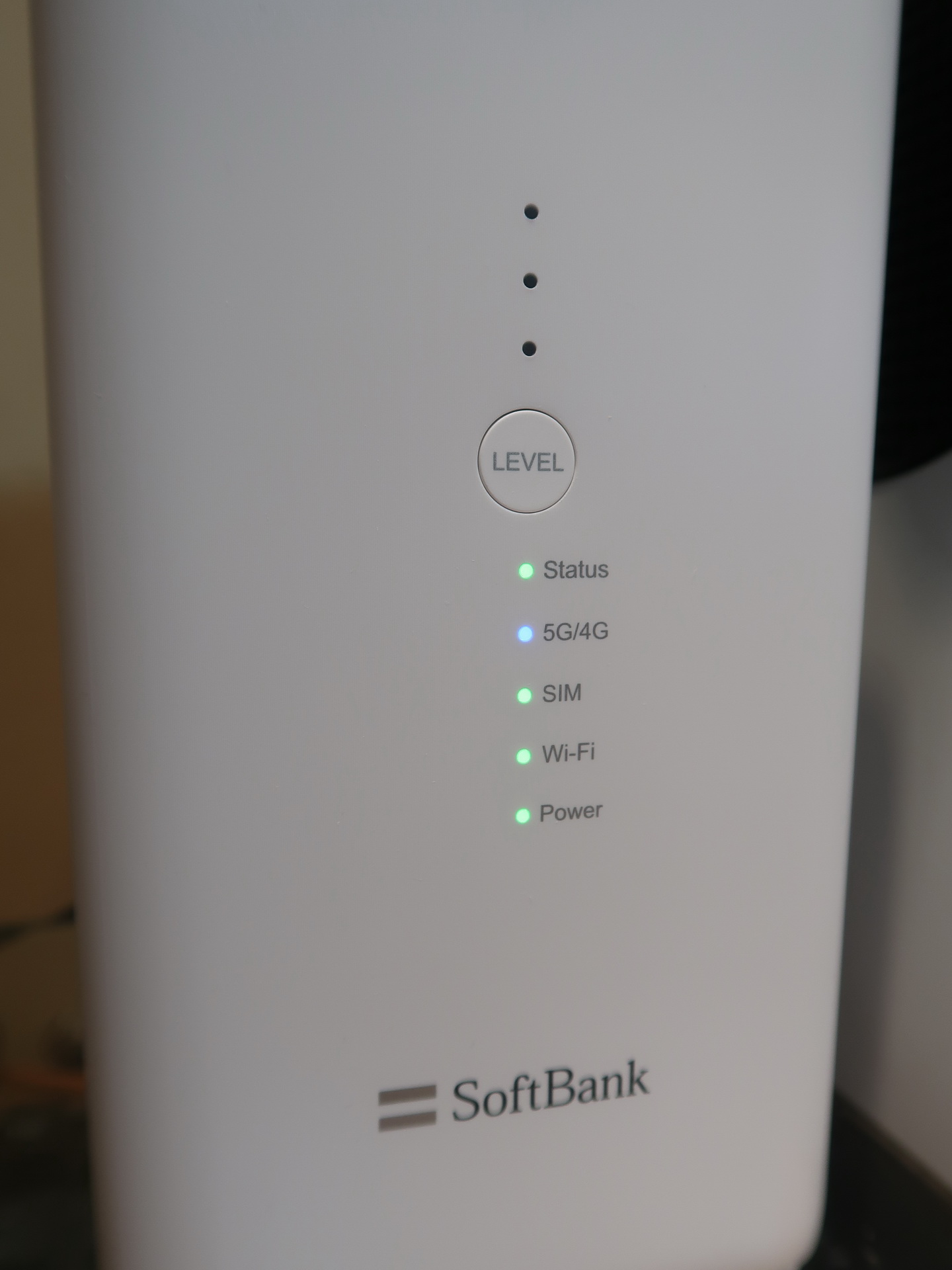 写真ではわかりにくいけど、「5G/4G」のLEDが青く点灯しているときは、5Gで接続されている