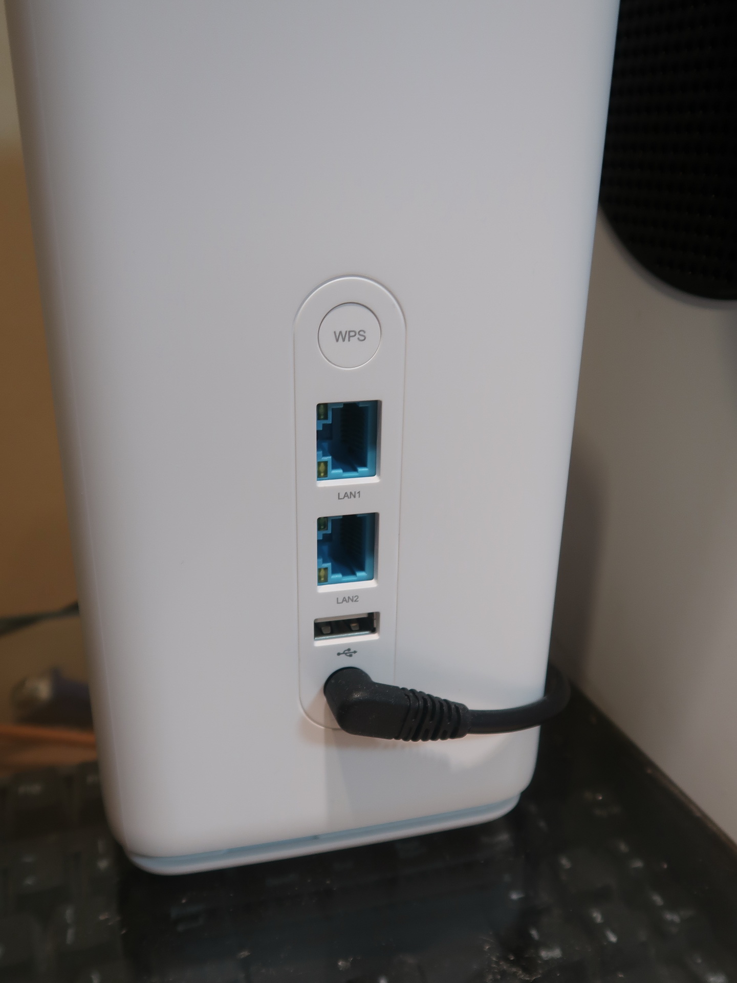 背面にはLANポートとUSBポートを備える。USBポートは「おうちの電話ターミナル」との接続などに利用する