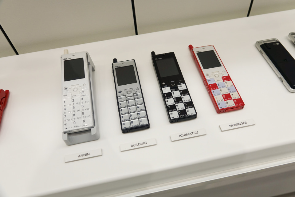 KDDI、INFOBAR20周年を記念した「INFOBAR大百科展」を開催 - ケータイ