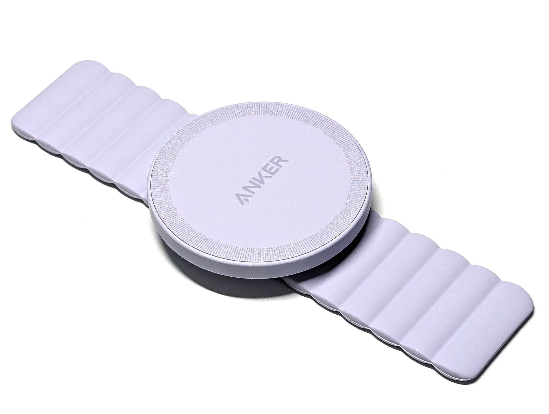 Anker 620 MagGo Phone GripはMagSafe対応のスマートフォングリップ。バンド部分にもマグネットが内蔵されている。