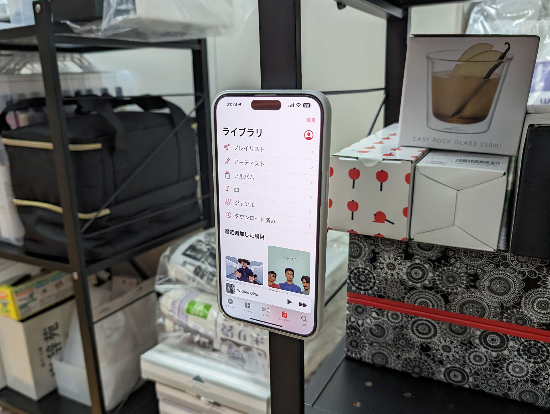 スチール棚の細めのフレームに吸着。安定感がしっかりある。