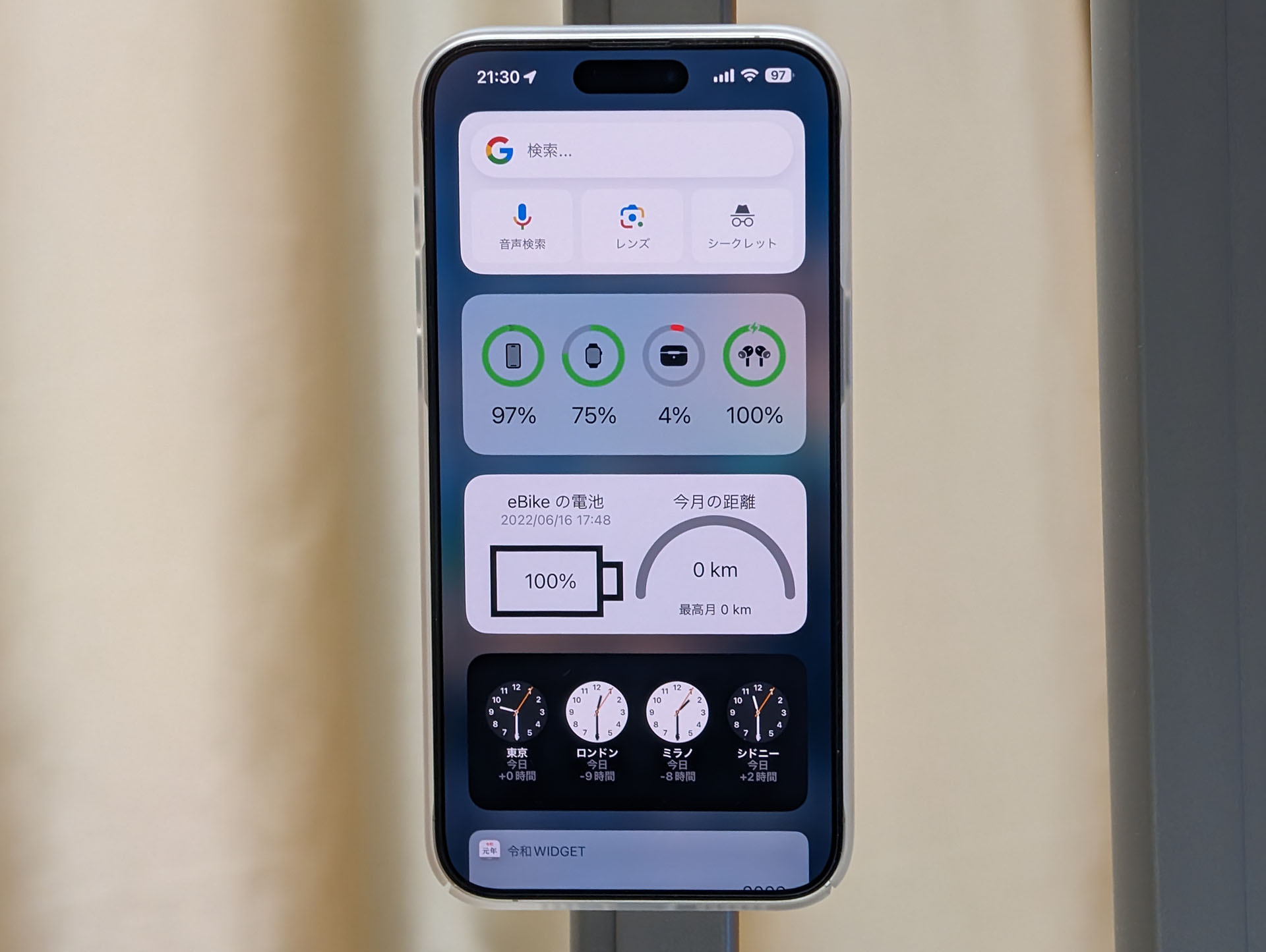 デスクライトの支柱部分（樹脂）にセット。デスクライトのアームがスマートフォン置き場になった！