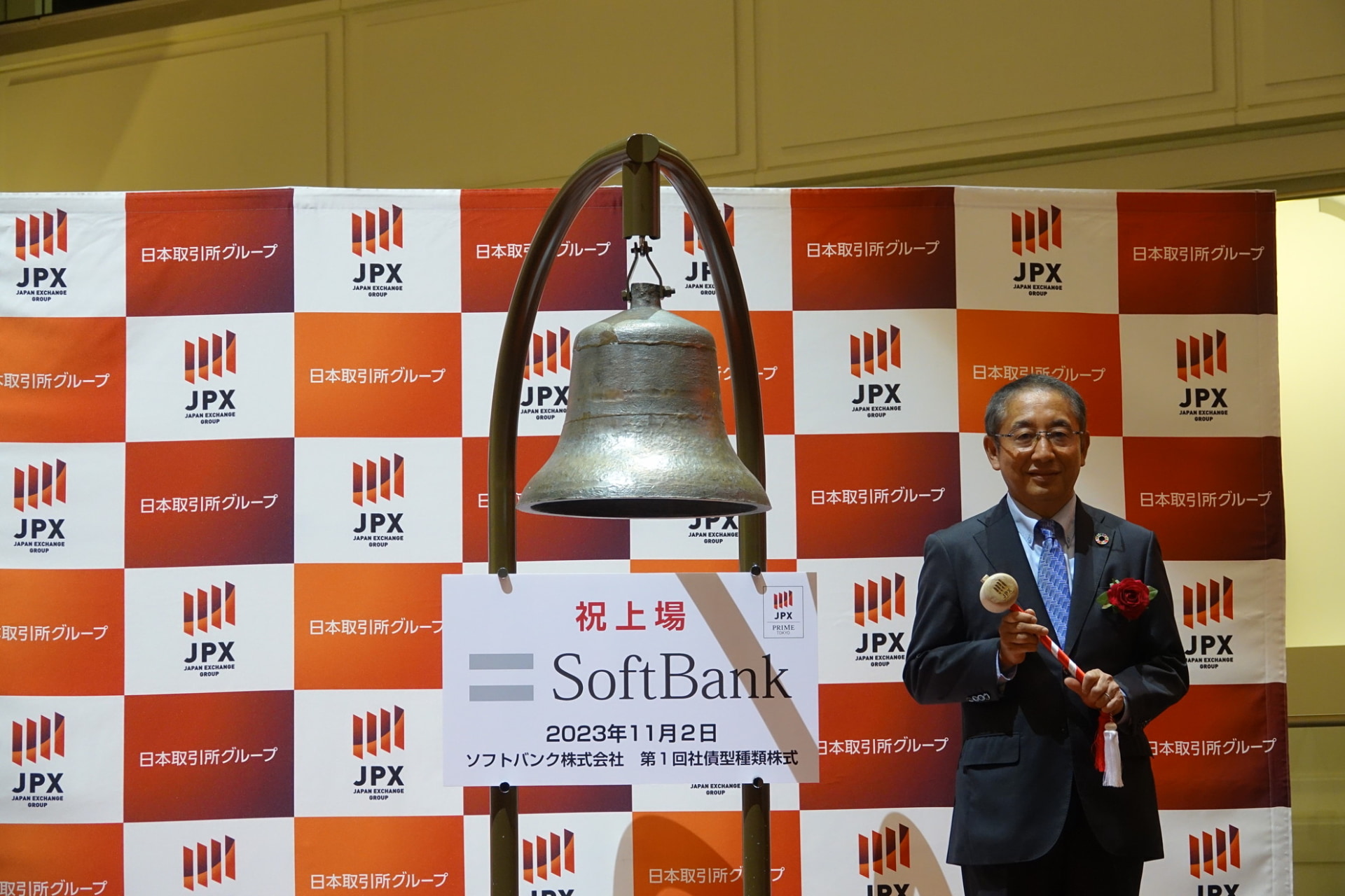 鐘を打つ藤原氏