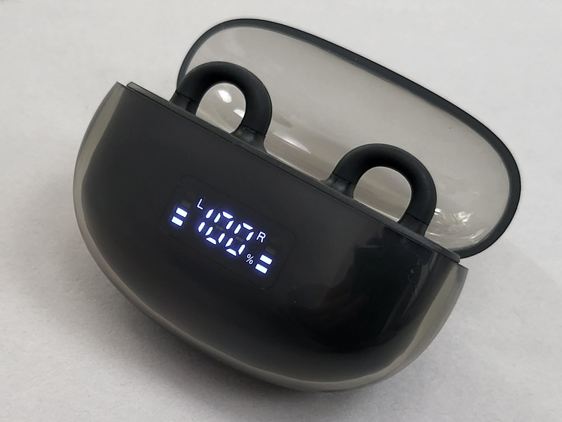 デジタルインジケーターで、充電ケース内の残量がわかりやすいだけでなく、イヤホン本体の充電が始まっているかどうかも把握しやすい