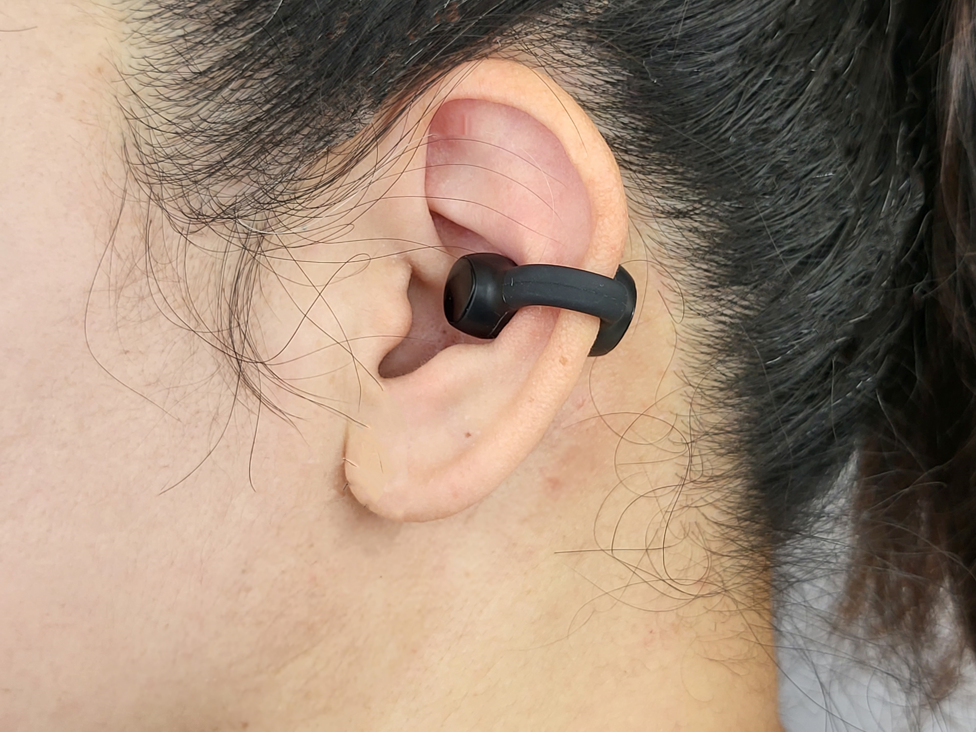 耳へのフィット感がちょうど良いため、長時間つけていても気にならない
