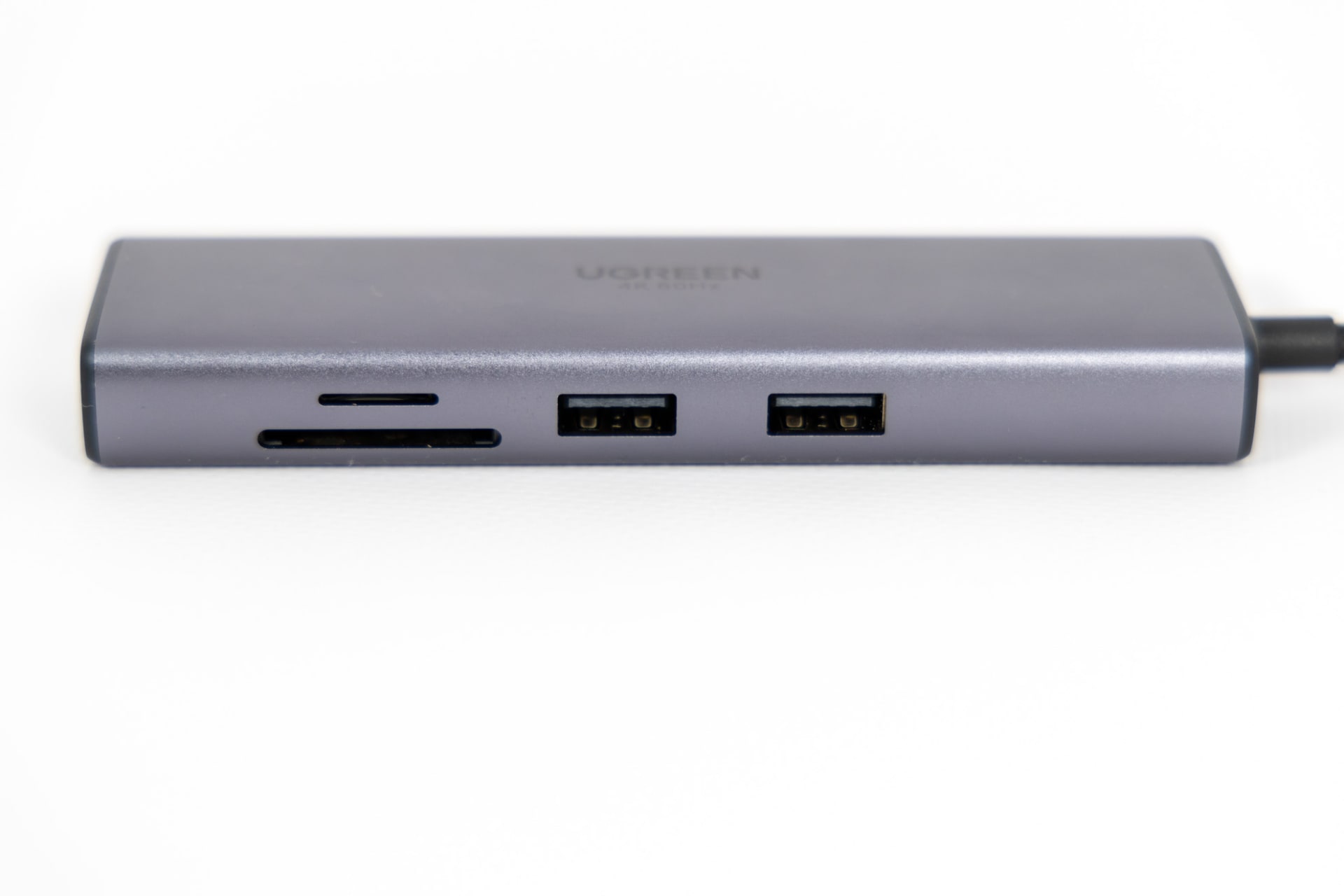 SDカードとmicroSDカードスロット、右にはUSB-A端子が2つあり、ワイヤレスマウスの受信機などを指しっぱなしにしておいてもいい