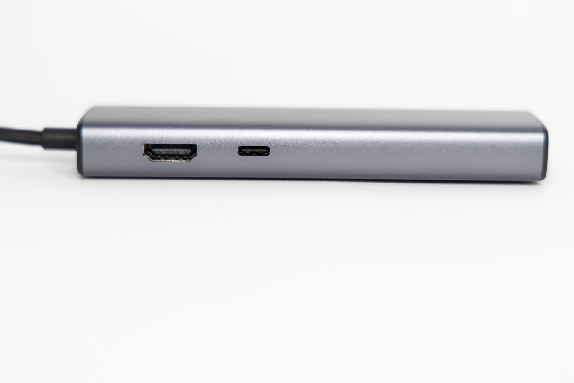 HDMI端子と給電用のUSB Type-C