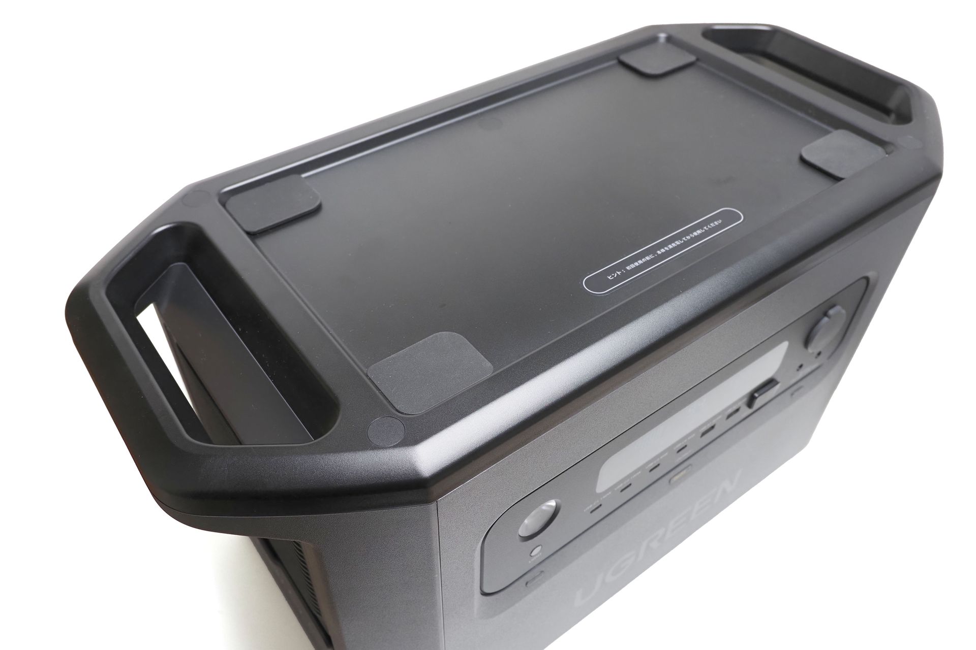 本体上部にはオプションの拡張バッテリーを乗せるくぼみと滑り止めラバーがある。単体で使う場合はここをトレイとして使うこともできる。