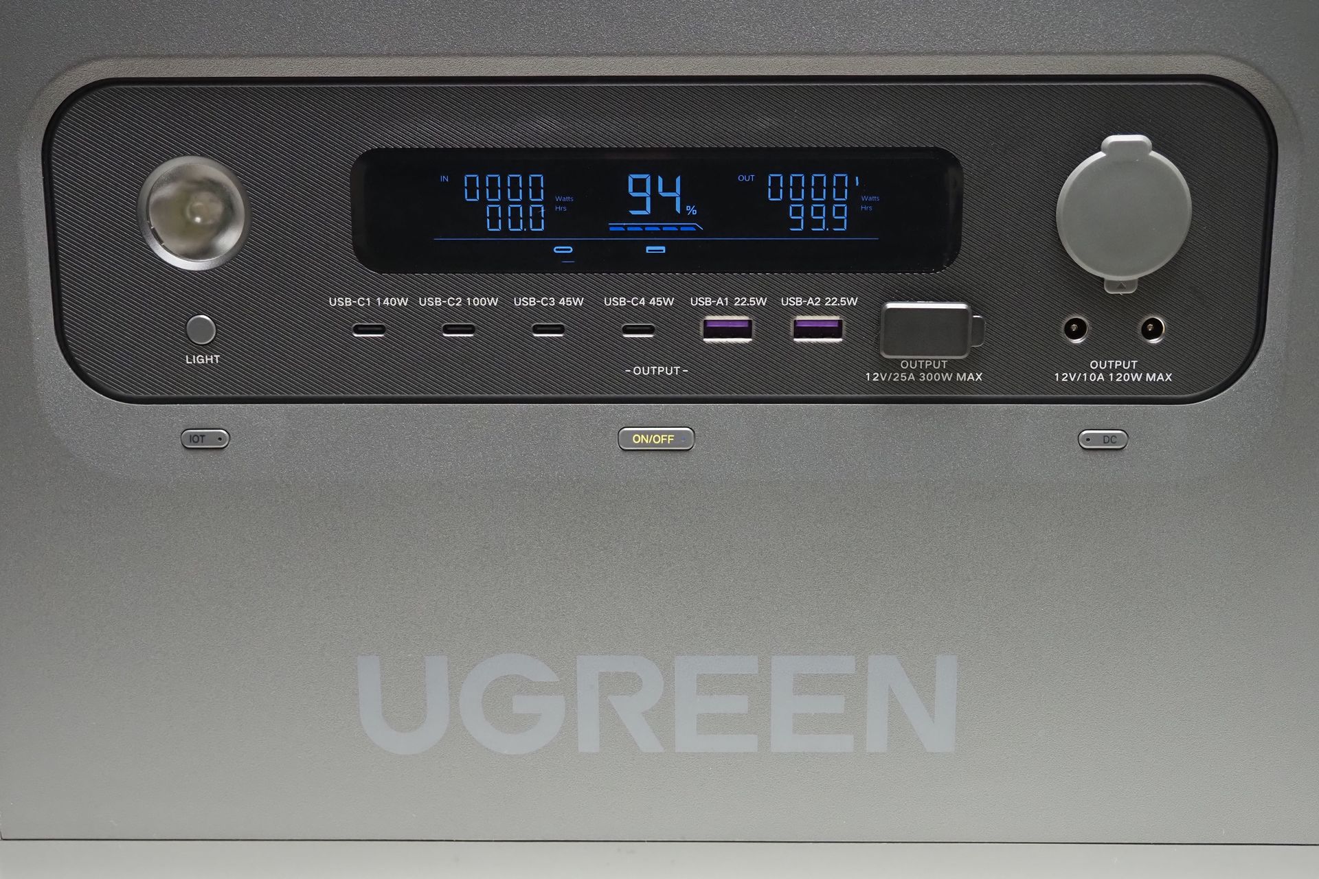 本体前面。USBポートをはじめとする出力ポートが並ぶ。左側に見えるのは白色LEDライトで作業ライトとして使えるほか、緊急時にはSOSのモールス光信号を放つことができる。