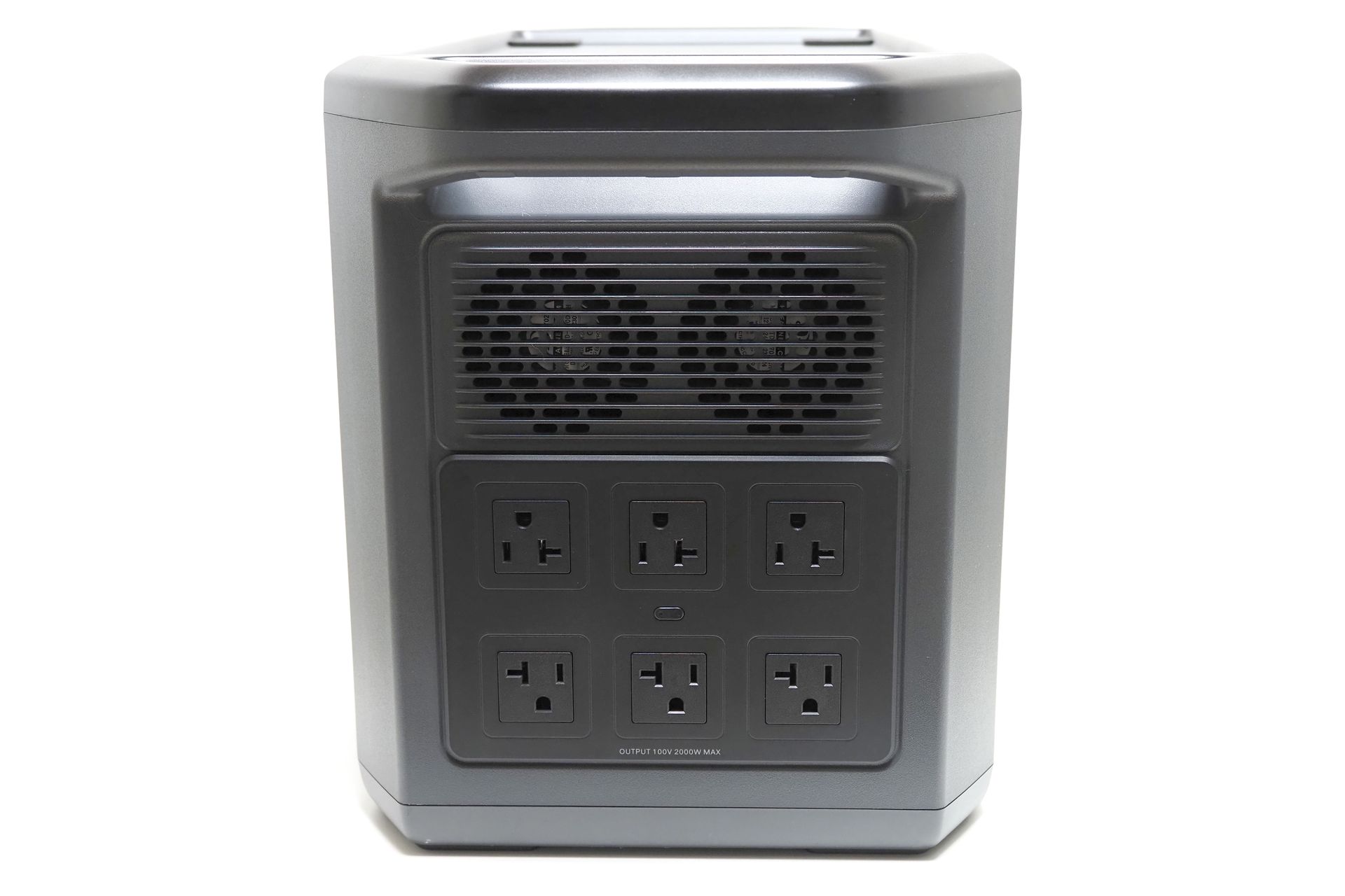 ACアウトレット（コンセント）は本体右側側面にある。合計6口ある。