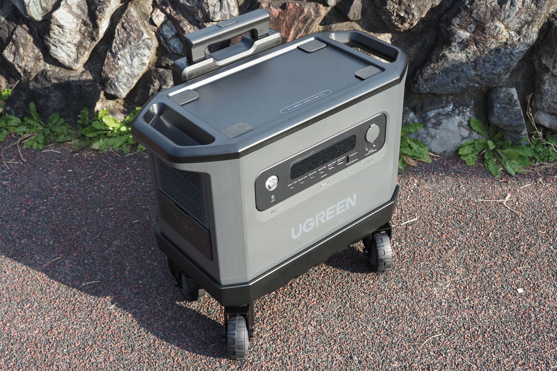 セットした様子。トロリーに「PowerRoam 2200」をセットすると、大型の爪で固定され、トロリーから不意にバッテリーが外れることはない。