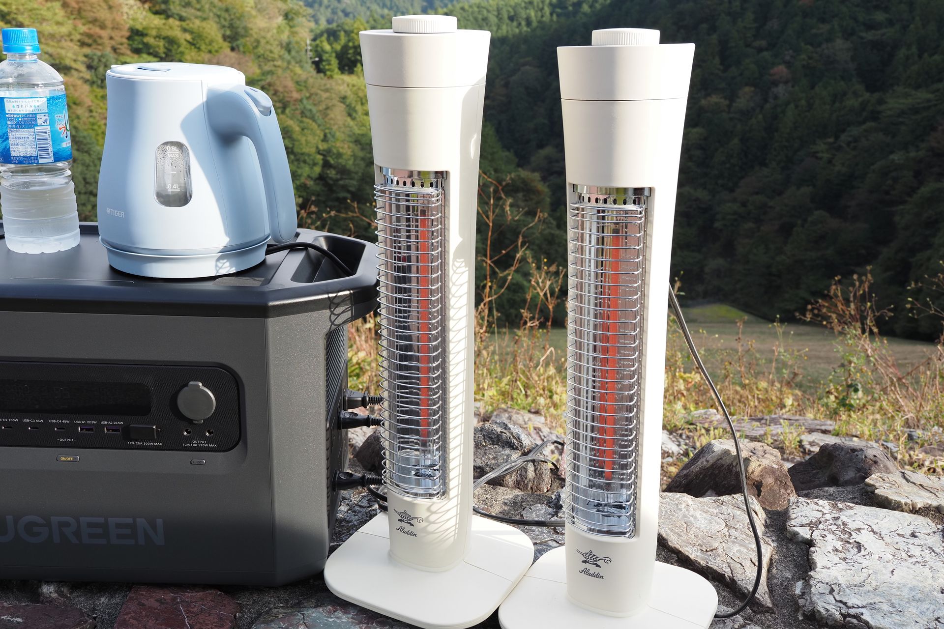 2台の小型電気ストーブが稼働中。あったか〜い！