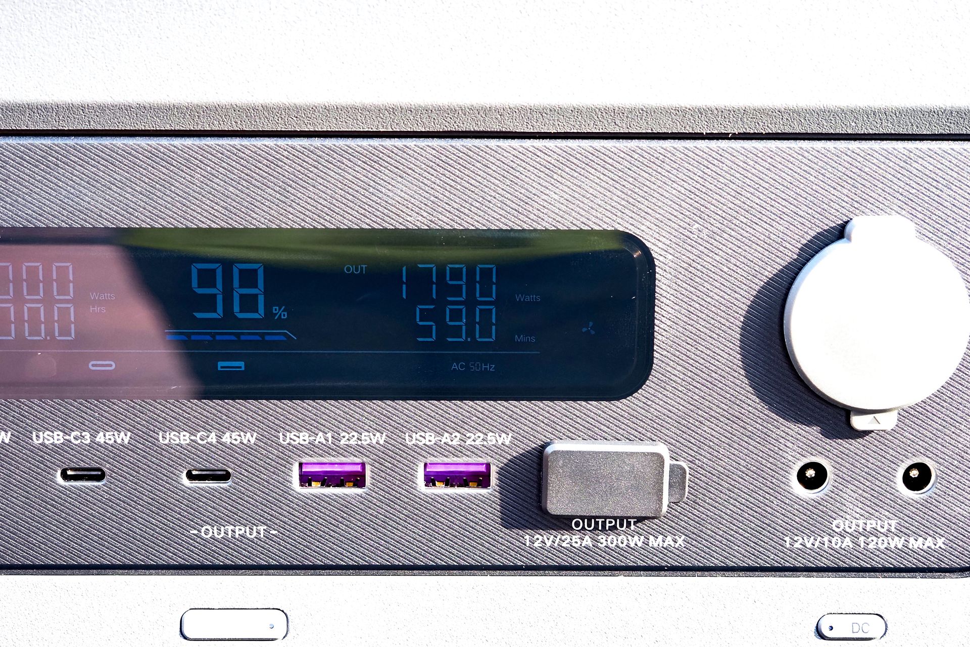 2台の小型電気ストーブと電気ケトルを同時に使った場合、「PowerRoam 2200」のパネルには1790W使用中の表示が。この状態をあと59分維持できるようだ。