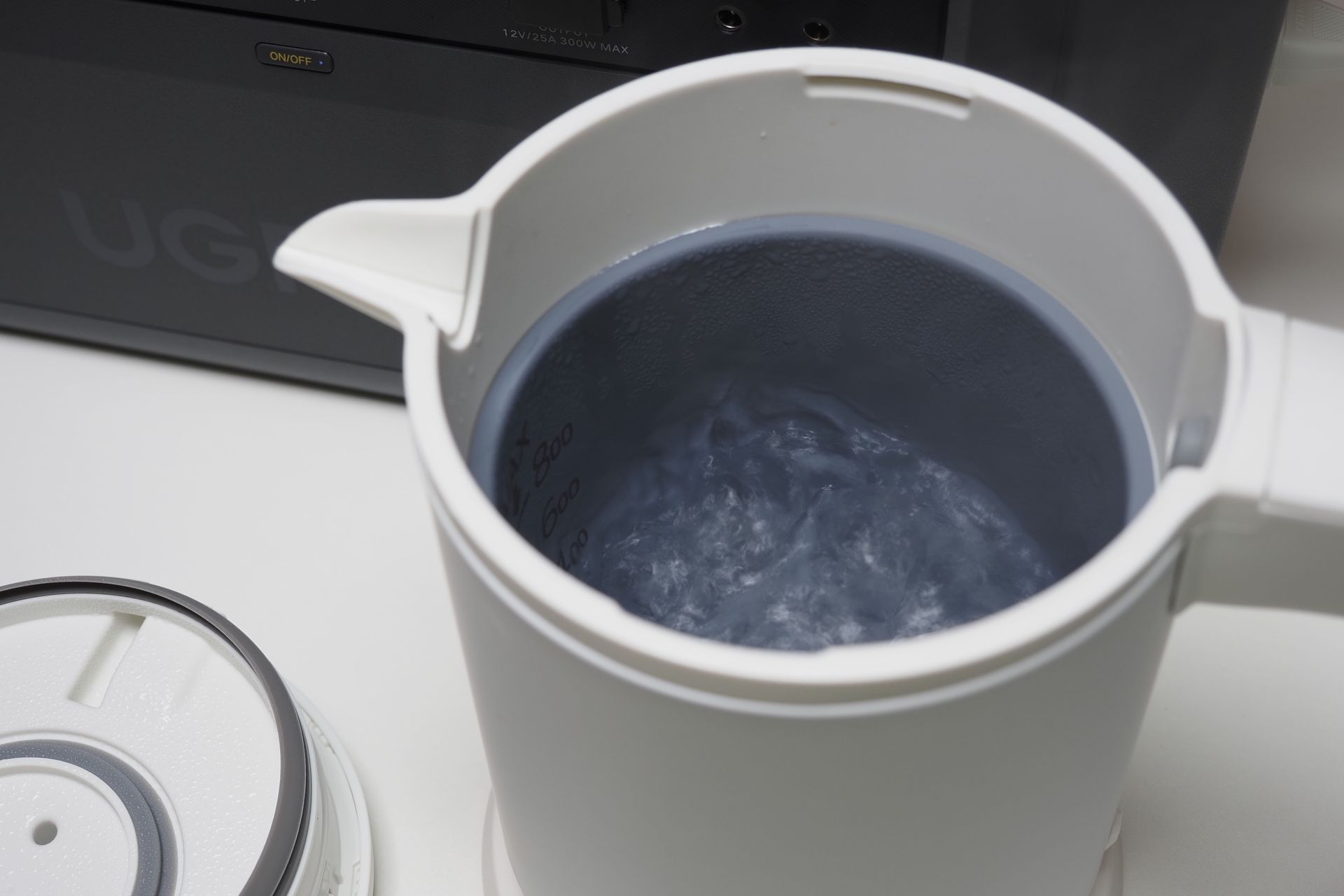 すぐ沸いた！　これで電気ストーブをガンガン使いつつ、ハイパワーな電気ケトルも使える！　「PowerRoam 2200」があってよかった〜♪