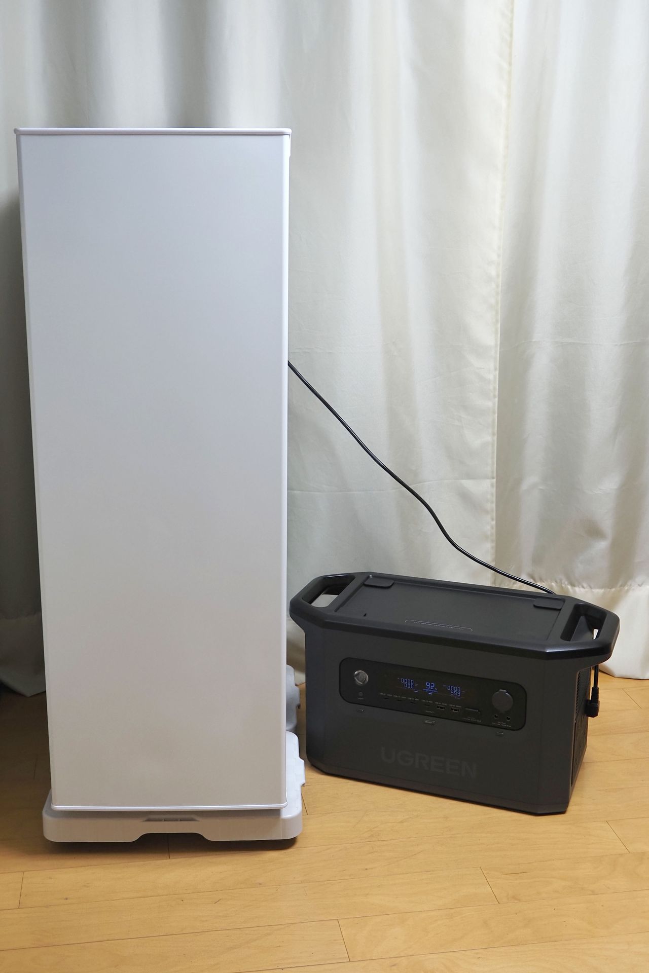 こちはら真夏の停電時を想定。「PowerRoam 2200」につないでいるのは冷凍庫。真夏の停電で冷凍庫の中身みんな溶けちゃったらヤだな〜、みたいなシチュエーションを想定してみた。