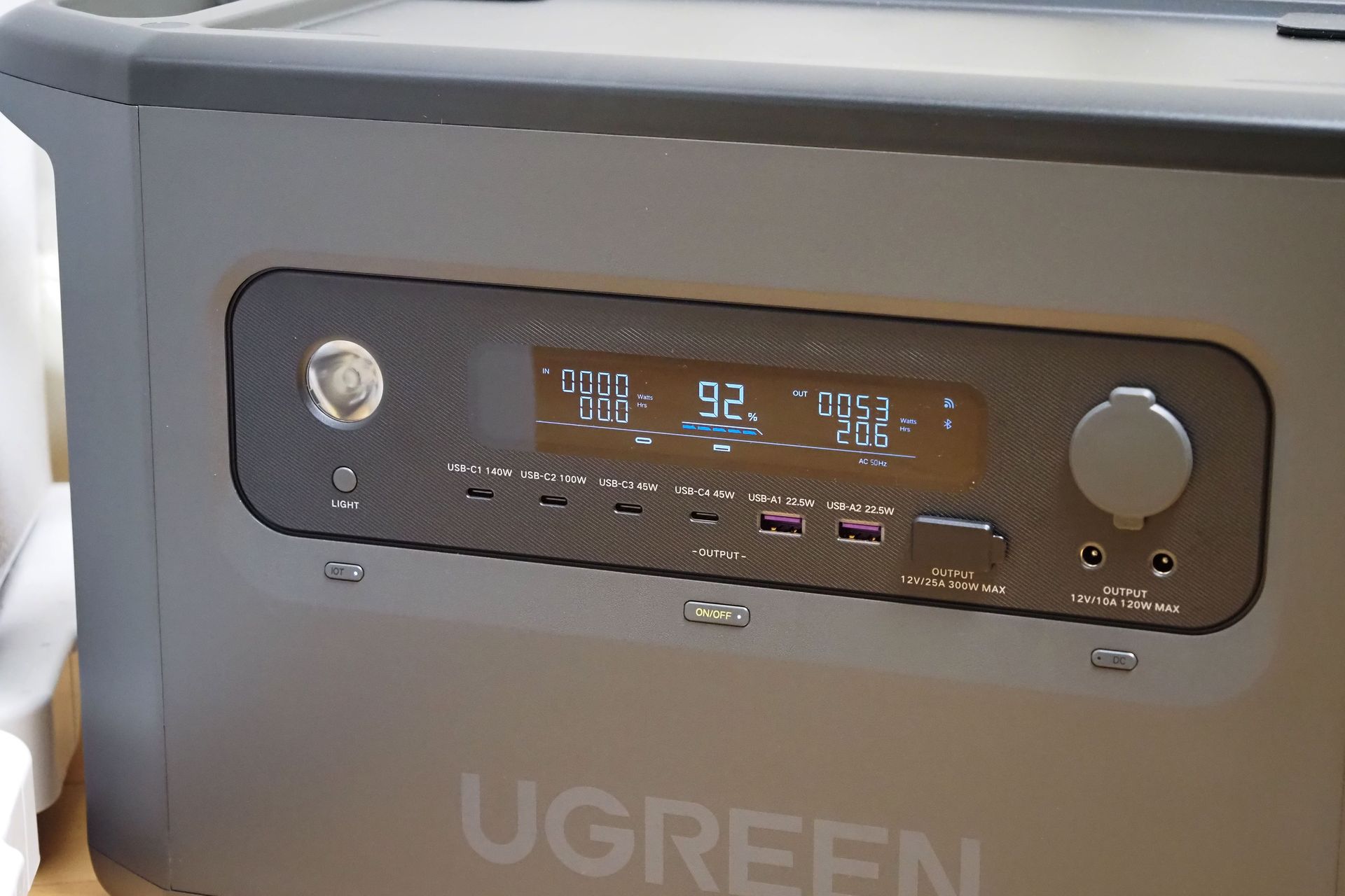 冷凍庫などの消費電力は案外少なく、内部の温度を維持する程度なら50Wくらいしか消費しないようだ（室温26度）。この状態を20時間以上維持できる。冷凍庫などは途中で消費電力0Wの状態もあるので、かなりの長時間にわたり冷凍庫を運転し続けられるだろう。