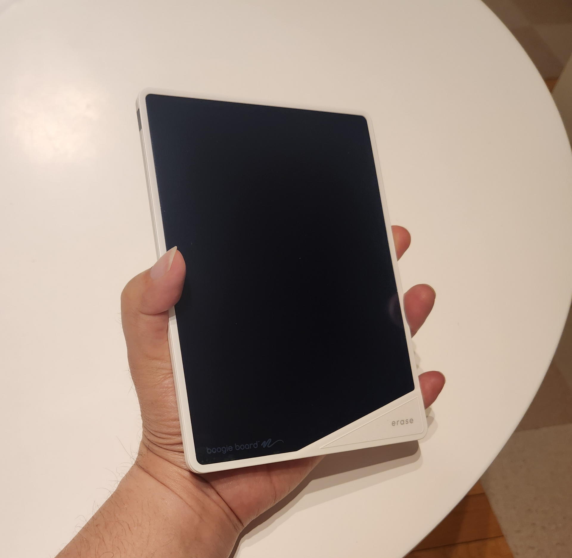 BB-17は標準的な男性が片手で持てる最大の大きさのBoogie Boardだ