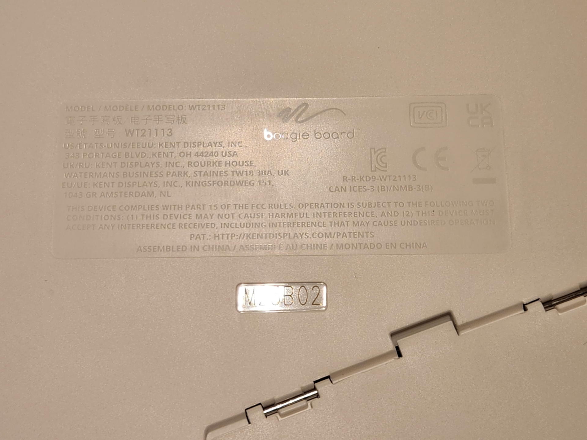 背面にはリトラクタブルスタンドが収納されていて縦横好きなスタイルで自立する。マグネットによる吸着もできる