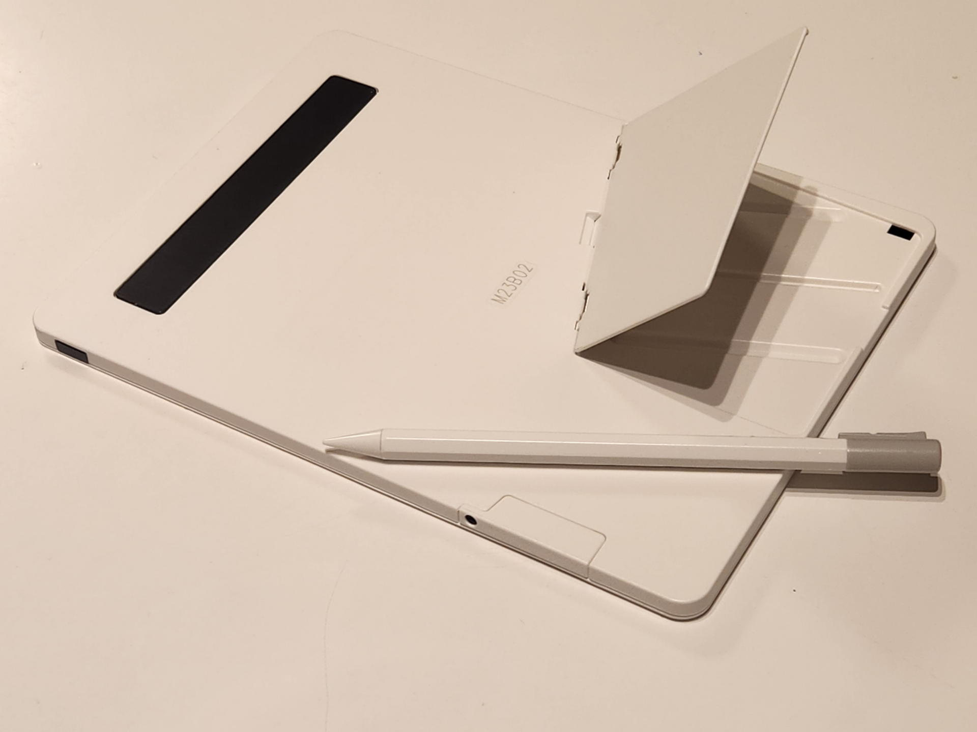 背面にはリトラクタブルスタンドが収納されていて縦横好きなスタイルで自立する。マグネットによる吸着もできる