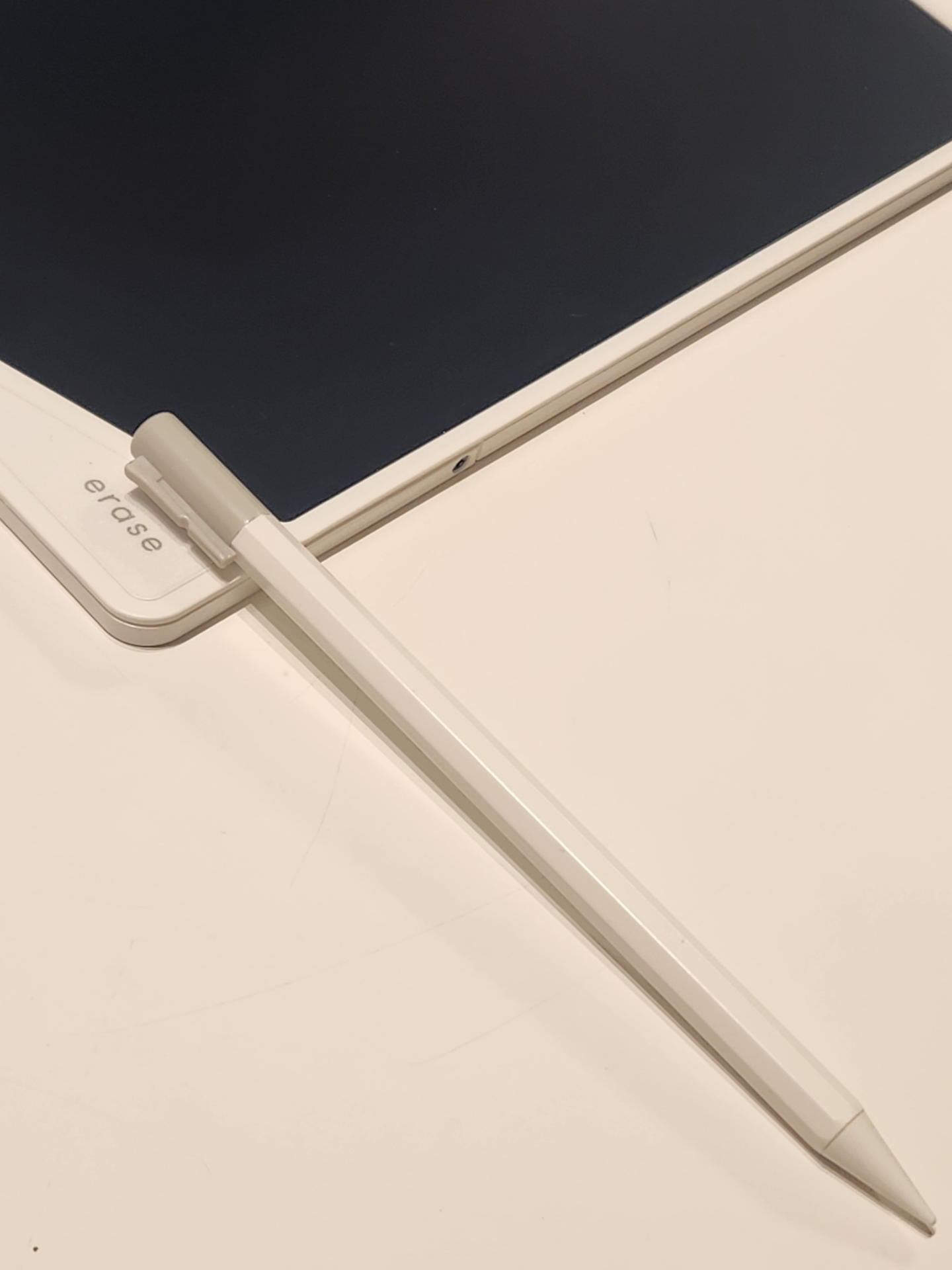 専用スタイラスの上部のマグネットをeraseポジションにタップして画面消去する仕組みは壁掛け用のBB-15譲りの仕組みだ。ペンを失くした時にも消去できる予備マグネットはあった方が良い